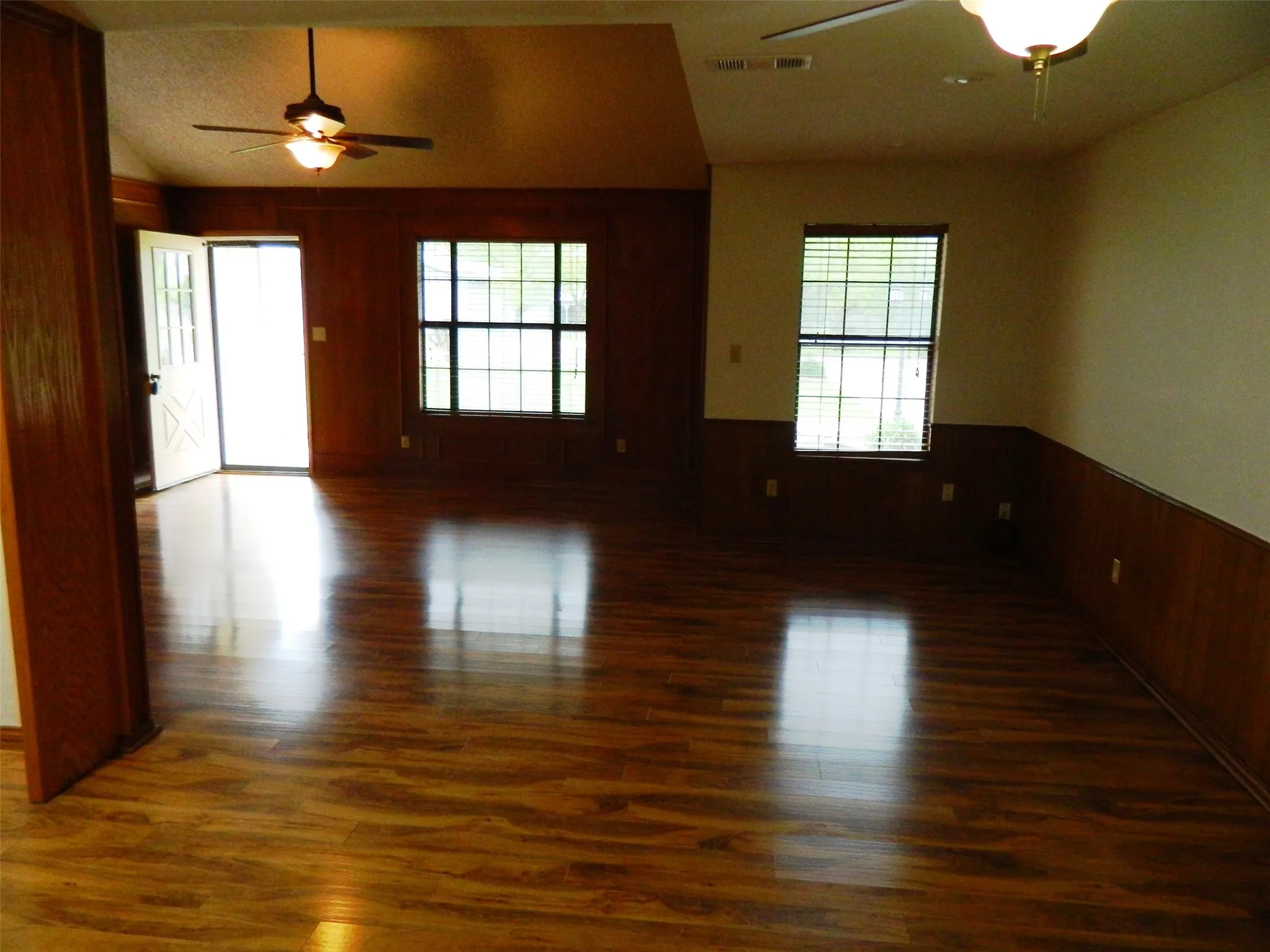 Single Family Residence For Sale in Fannin County , 1004 Palamino Drive, Leonard, Texas 75452, 4 Bedroom, 3 Bathroom, 2 Garage spaces, 2,160 Sqft, built in 1985, Preowned, mls#21246807, Real Estate Agent in Leonard, Homes For Sale in Fannin county, Homes For Sale in Leonard, Realtor in Leonard Texas, Real Estate Brokerage Independent Realty Texas, Luminita Cordes Realtor