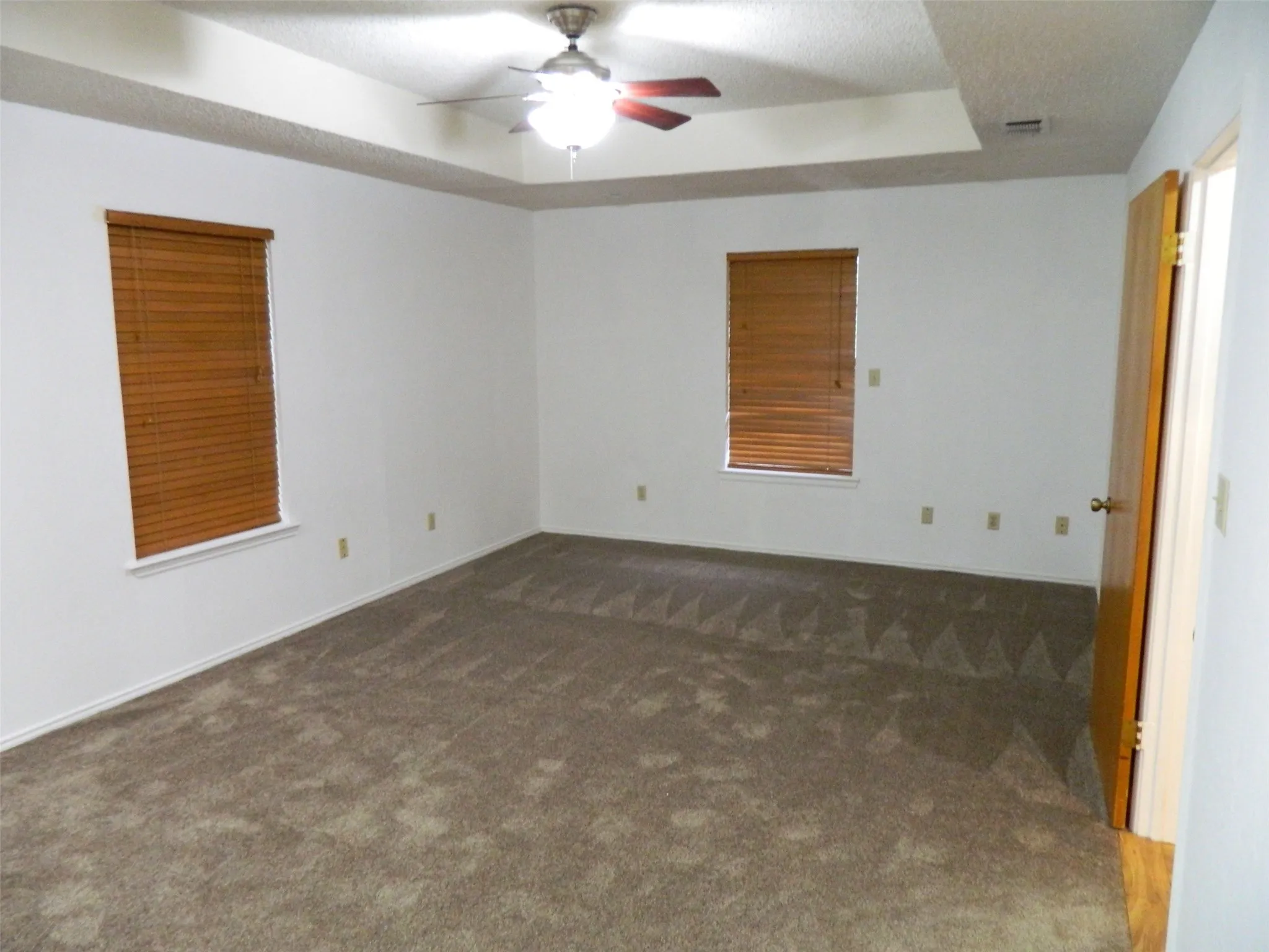 Single Family Residence For Sale in Fannin County , 1004 Palamino Drive, Leonard, Texas 75452, 4 Bedroom, 3 Bathroom, 2 Garage spaces, 2,160 Sqft, built in 1985, Preowned, mls#21246807, Real Estate Agent in Leonard, Homes For Sale in Fannin county, Homes For Sale in Leonard, Realtor in Leonard Texas, Real Estate Brokerage Independent Realty Texas, Luminita Cordes Realtor