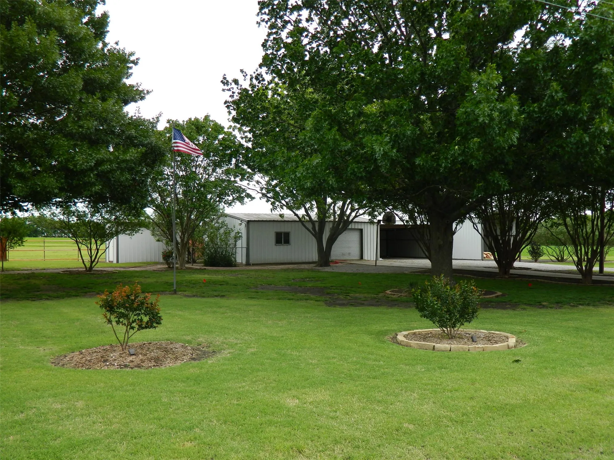 Single Family Residence For Sale in Fannin County , 1004 Palamino Drive, Leonard, Texas 75452, 4 Bedroom, 3 Bathroom, 2 Garage spaces, 2,160 Sqft, built in 1985, Preowned, mls#21246807, Real Estate Agent in Leonard, Homes For Sale in Fannin county, Homes For Sale in Leonard, Realtor in Leonard Texas, Real Estate Brokerage Independent Realty Texas, Luminita Cordes Realtor