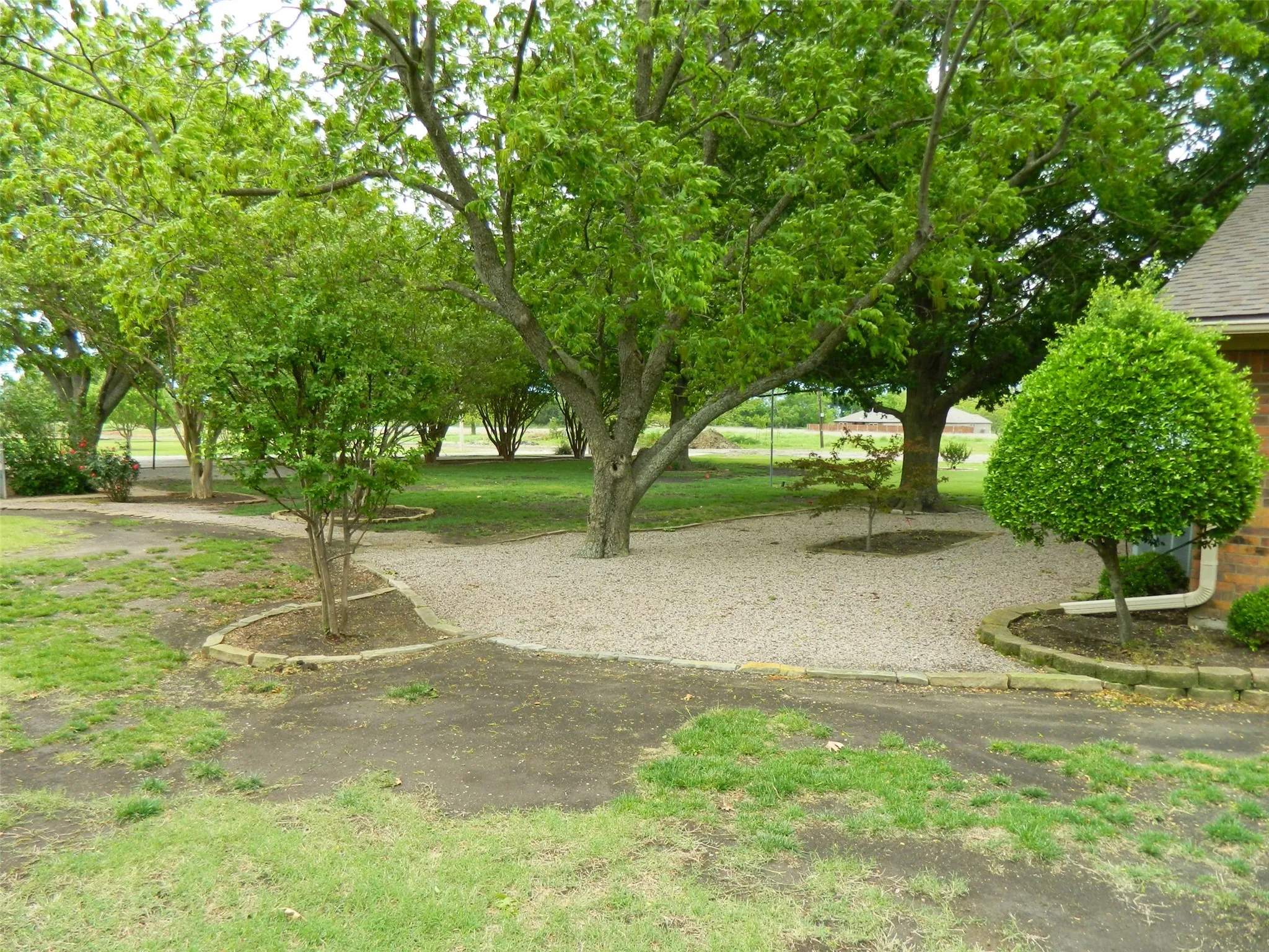 Single Family Residence For Sale in Fannin County , 1004 Palamino Drive, Leonard, Texas 75452, 4 Bedroom, 3 Bathroom, 2 Garage spaces, 2,160 Sqft, built in 1985, Preowned, mls#21246807, Real Estate Agent in Leonard, Homes For Sale in Fannin county, Homes For Sale in Leonard, Realtor in Leonard Texas, Real Estate Brokerage Independent Realty Texas, Luminita Cordes Realtor