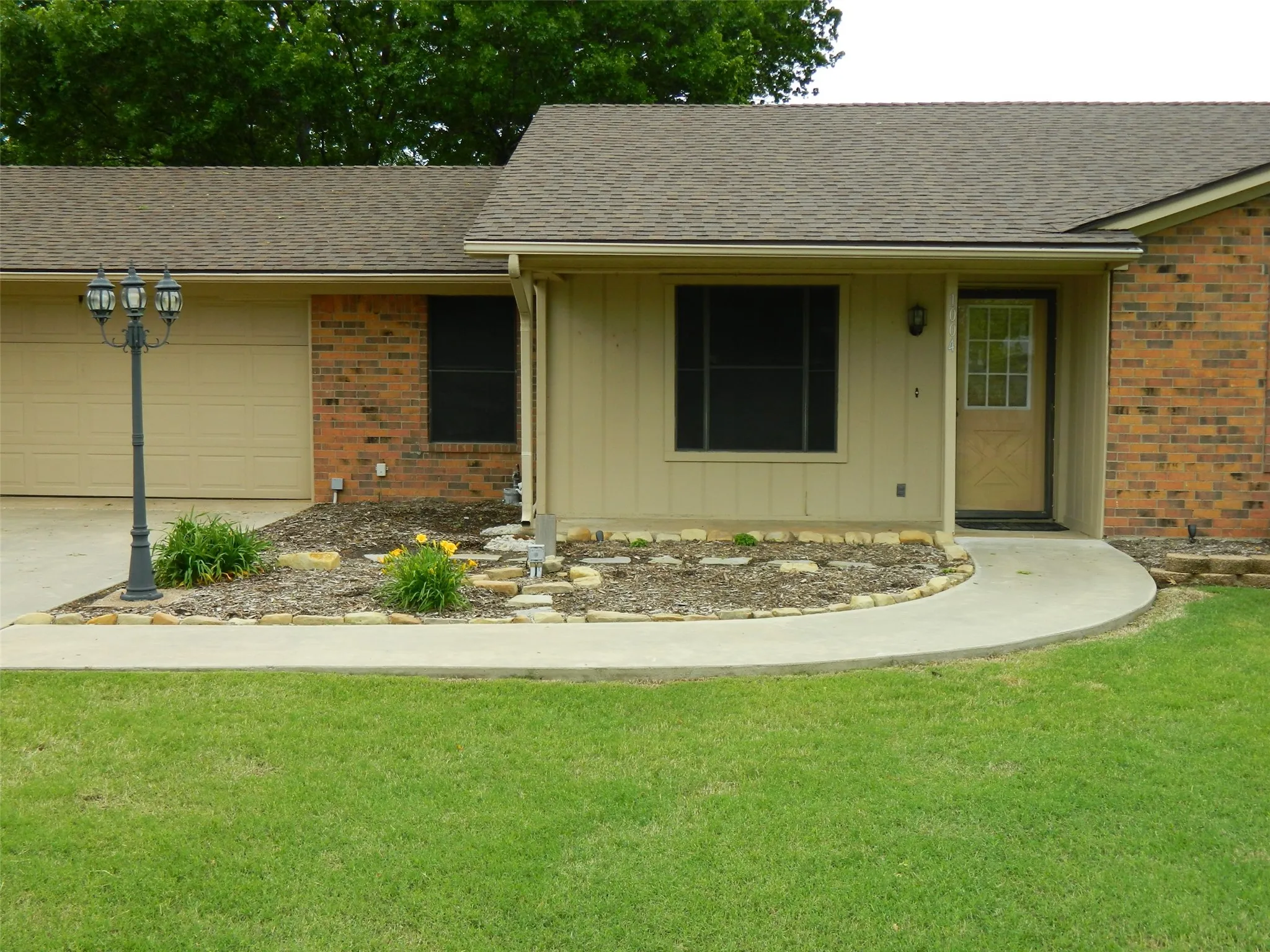 Single Family Residence For Sale in Fannin County , 1004 Palamino Drive, Leonard, Texas 75452, 4 Bedroom, 3 Bathroom, 2 Garage spaces, 2,160 Sqft, built in 1985, Preowned, mls#21246807, Real Estate Agent in Leonard, Homes For Sale in Fannin county, Homes For Sale in Leonard, Realtor in Leonard Texas, Real Estate Brokerage Independent Realty Texas, Luminita Cordes Realtor