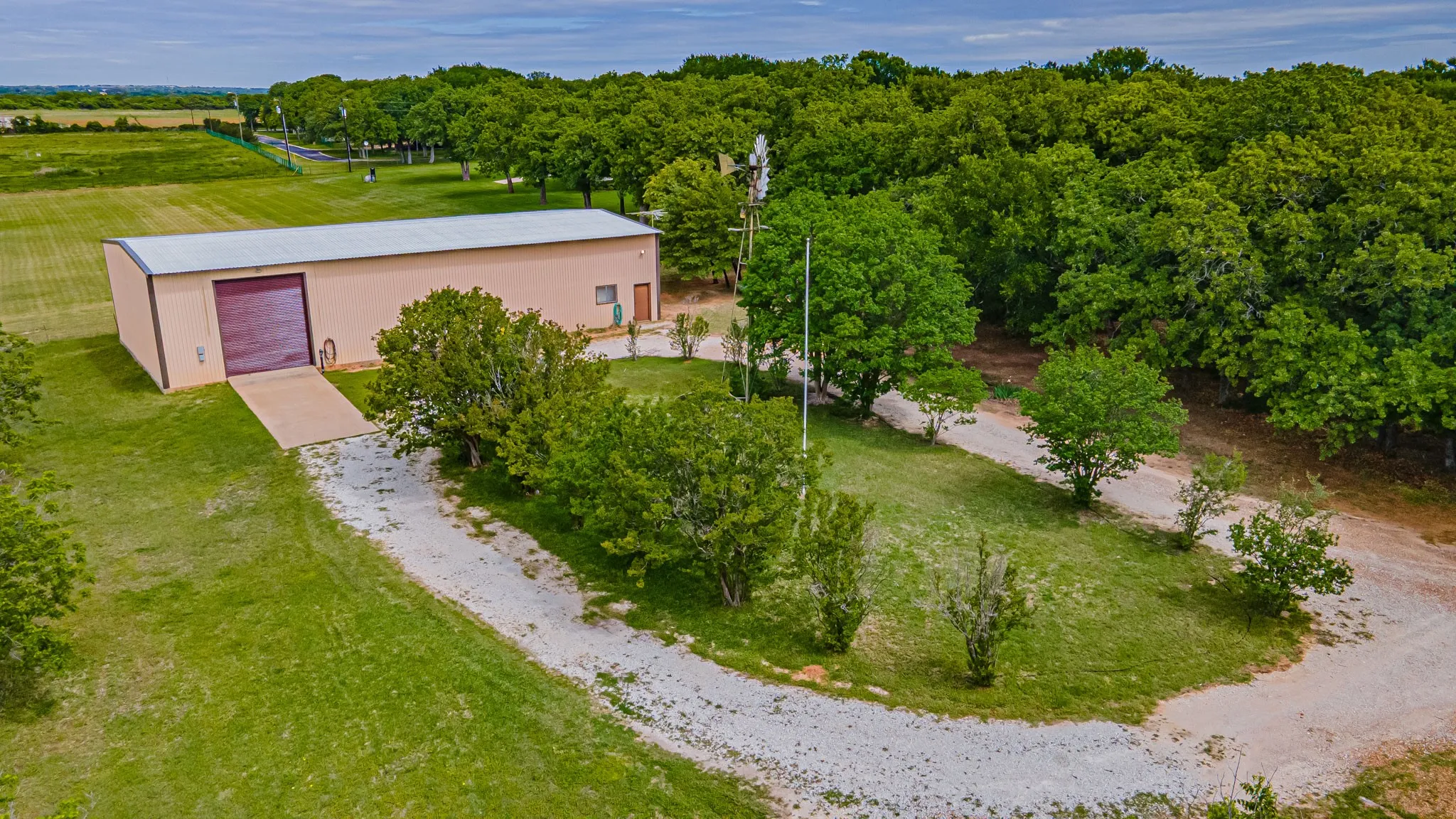 Single Family Residence For Sale in Hood County , 6520 Fall Creek Highway, Granbury, Texas 76049, 4 Bedroom, 3 Bathroom, 2 Garage spaces, 3,215 Sqft, built in 1993, Preowned, mls#21250060, Real Estate Agent in Granbury, Homes For Sale in Hood county, Homes For Sale in Granbury, Realtor in Granbury Texas, Real Estate Brokerage Independent Realty Texas, Luminita Cordes Realtor