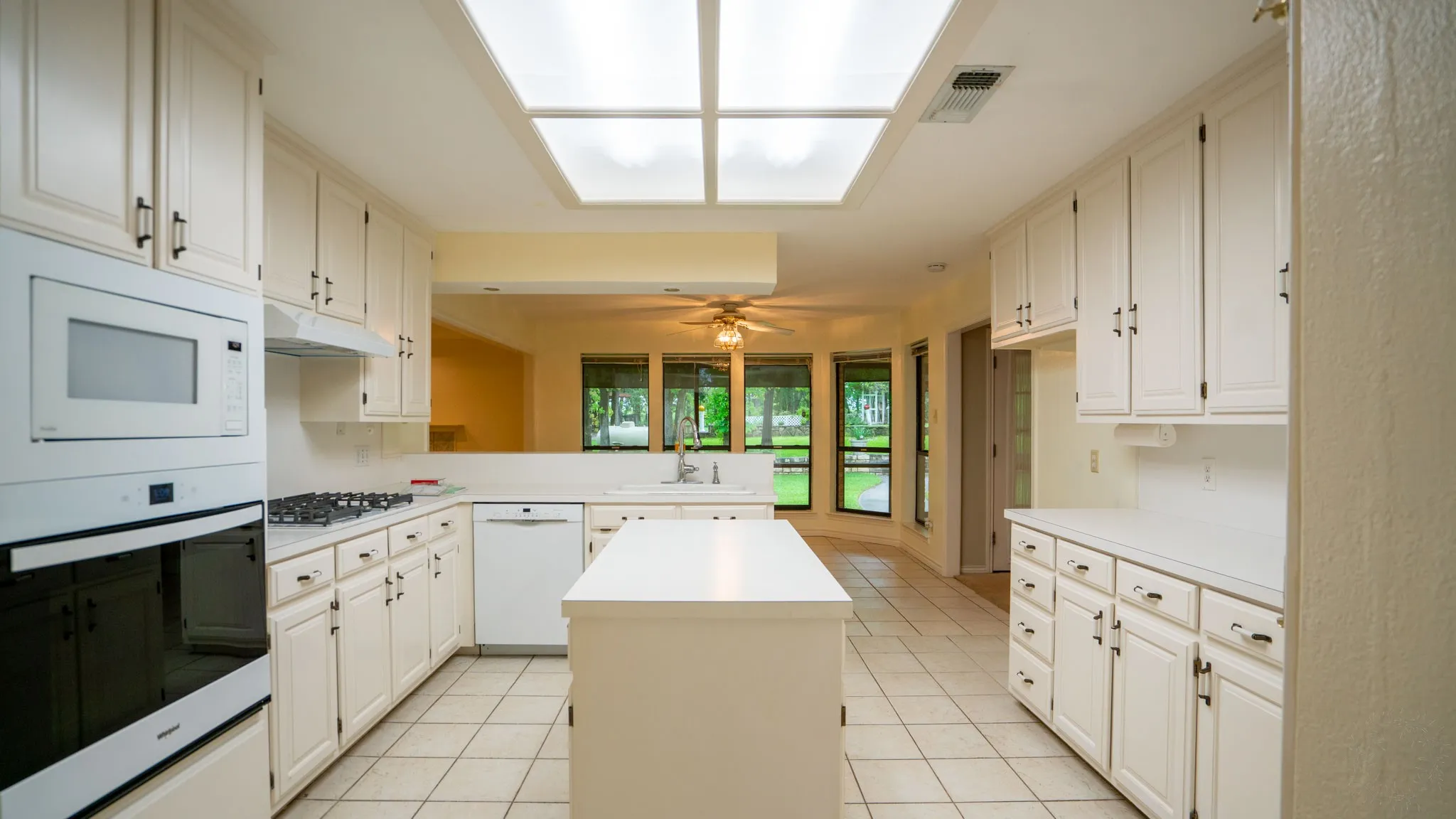 Single Family Residence For Sale in Hood County , 6520 Fall Creek Highway, Granbury, Texas 76049, 4 Bedroom, 3 Bathroom, 2 Garage spaces, 3,215 Sqft, built in 1993, Preowned, mls#21250060, Real Estate Agent in Granbury, Homes For Sale in Hood county, Homes For Sale in Granbury, Realtor in Granbury Texas, Real Estate Brokerage Independent Realty Texas, Luminita Cordes Realtor