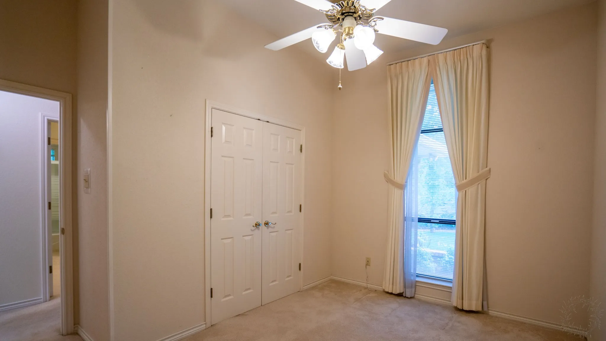 Single Family Residence For Sale in Hood County , 6520 Fall Creek Highway, Granbury, Texas 76049, 4 Bedroom, 3 Bathroom, 2 Garage spaces, 3,215 Sqft, built in 1993, Preowned, mls#21250060, Real Estate Agent in Granbury, Homes For Sale in Hood county, Homes For Sale in Granbury, Realtor in Granbury Texas, Real Estate Brokerage Independent Realty Texas, Luminita Cordes Realtor