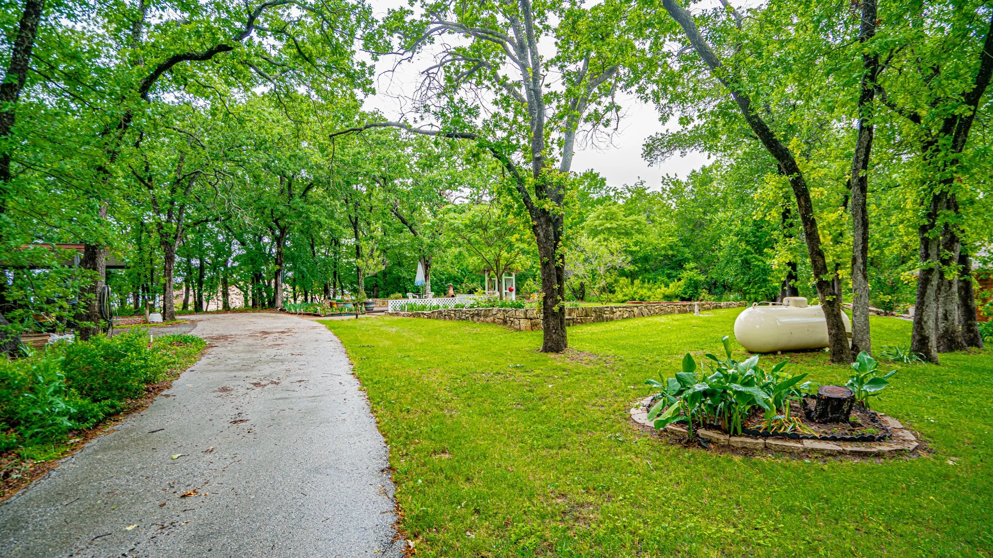 Single Family Residence For Sale in Hood County , 6520 Fall Creek Highway, Granbury, Texas 76049, 4 Bedroom, 3 Bathroom, 2 Garage spaces, 3,215 Sqft, built in 1993, Preowned, mls#21250060, Real Estate Agent in Granbury, Homes For Sale in Hood county, Homes For Sale in Granbury, Realtor in Granbury Texas, Real Estate Brokerage Independent Realty Texas, Luminita Cordes Realtor