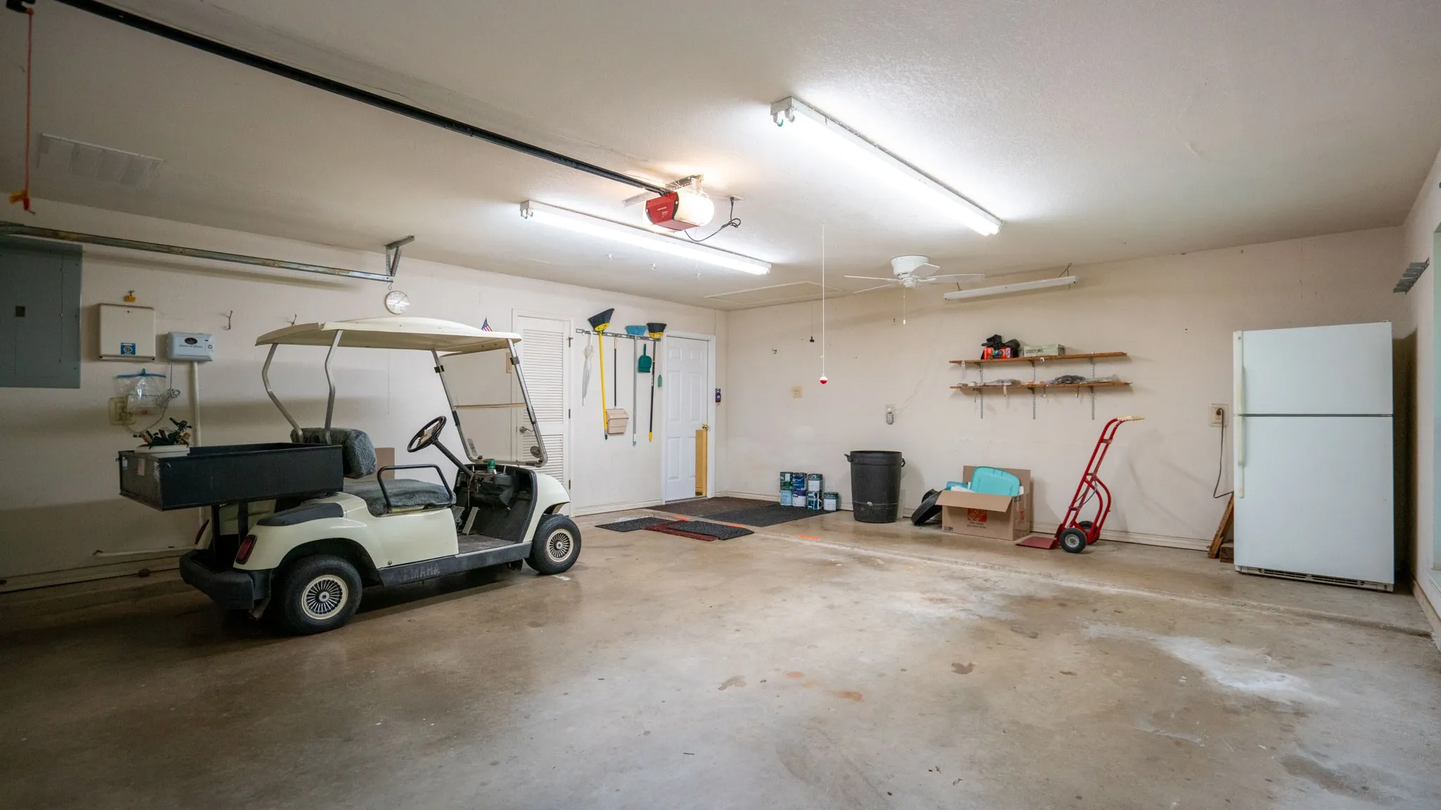 Single Family Residence For Sale in Hood County , 6520 Fall Creek Highway, Granbury, Texas 76049, 4 Bedroom, 3 Bathroom, 2 Garage spaces, 3,215 Sqft, built in 1993, Preowned, mls#21250060, Real Estate Agent in Granbury, Homes For Sale in Hood county, Homes For Sale in Granbury, Realtor in Granbury Texas, Real Estate Brokerage Independent Realty Texas, Luminita Cordes Realtor