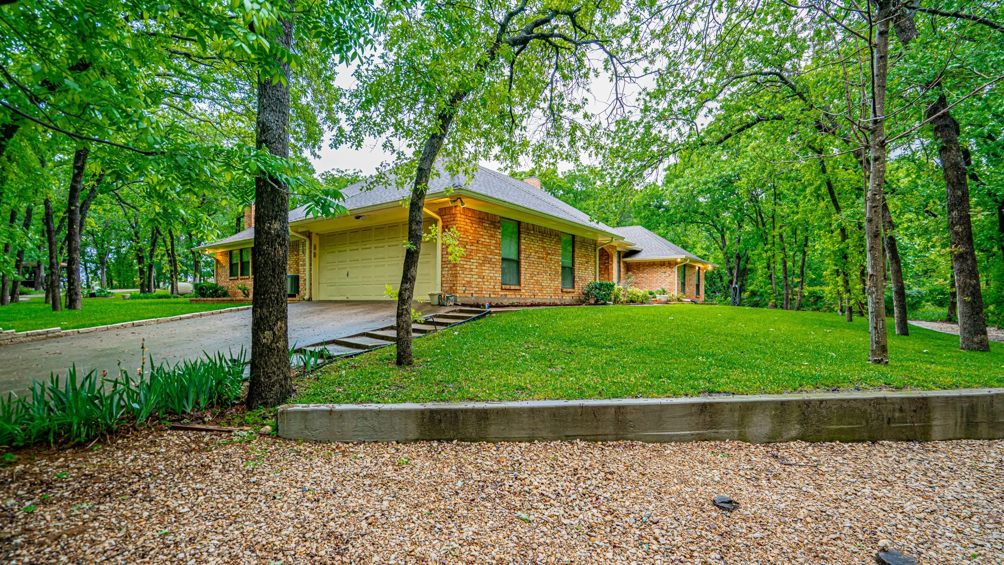 Single Family Residence For Sale in Hood County , 6520 Fall Creek Highway, Granbury, Texas 76049, 4 Bedroom, 3 Bathroom, 2 Garage spaces, 3,215 Sqft, built in 1993, Preowned, mls#21250060, Real Estate Agent in Granbury, Homes For Sale in Hood county, Homes For Sale in Granbury, Realtor in Granbury Texas, Real Estate Brokerage Independent Realty Texas, Luminita Cordes Realtor