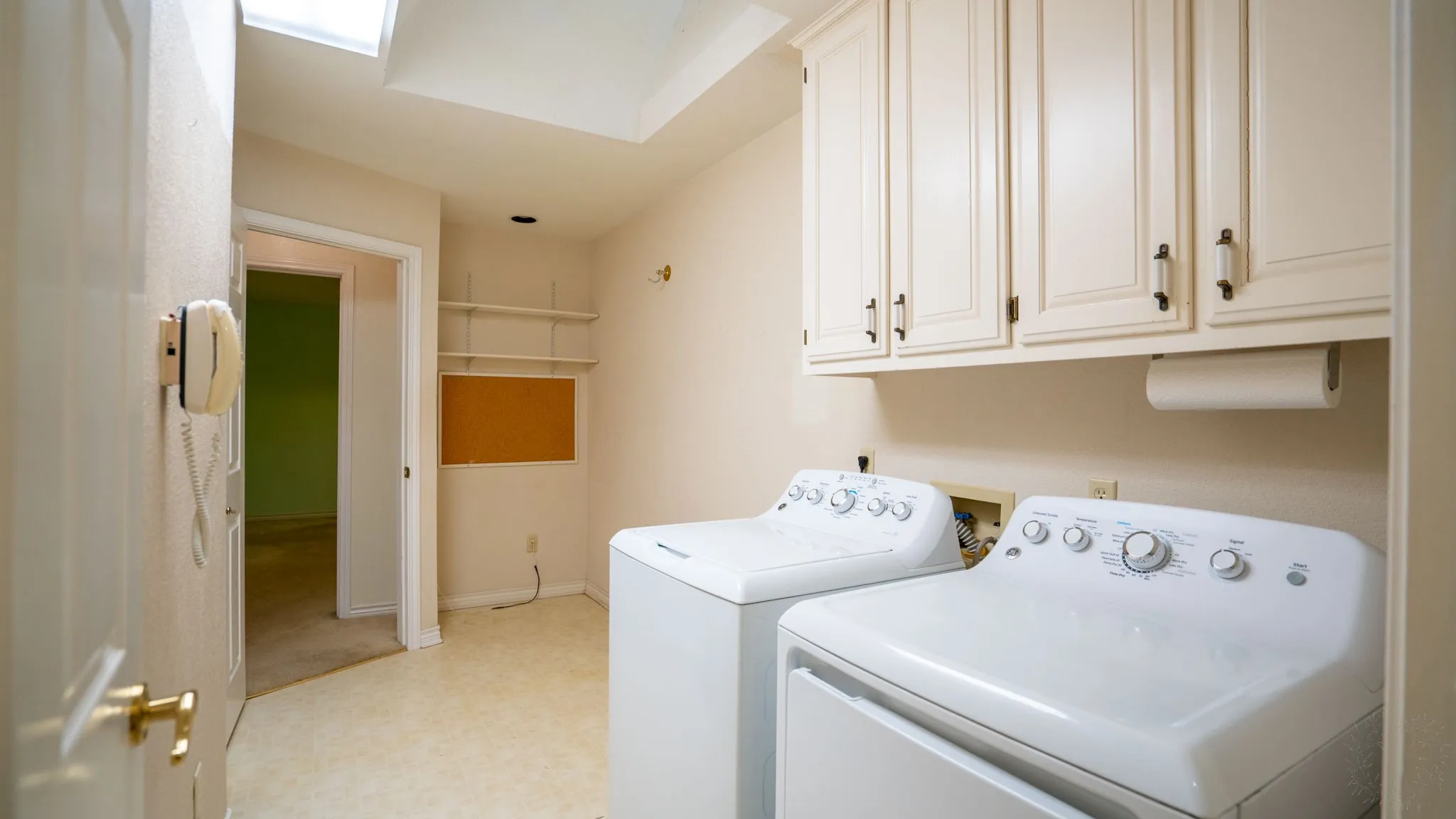 Single Family Residence For Sale in Hood County , 6520 Fall Creek Highway, Granbury, Texas 76049, 4 Bedroom, 3 Bathroom, 2 Garage spaces, 3,215 Sqft, built in 1993, Preowned, mls#21250060, Real Estate Agent in Granbury, Homes For Sale in Hood county, Homes For Sale in Granbury, Realtor in Granbury Texas, Real Estate Brokerage Independent Realty Texas, Luminita Cordes Realtor