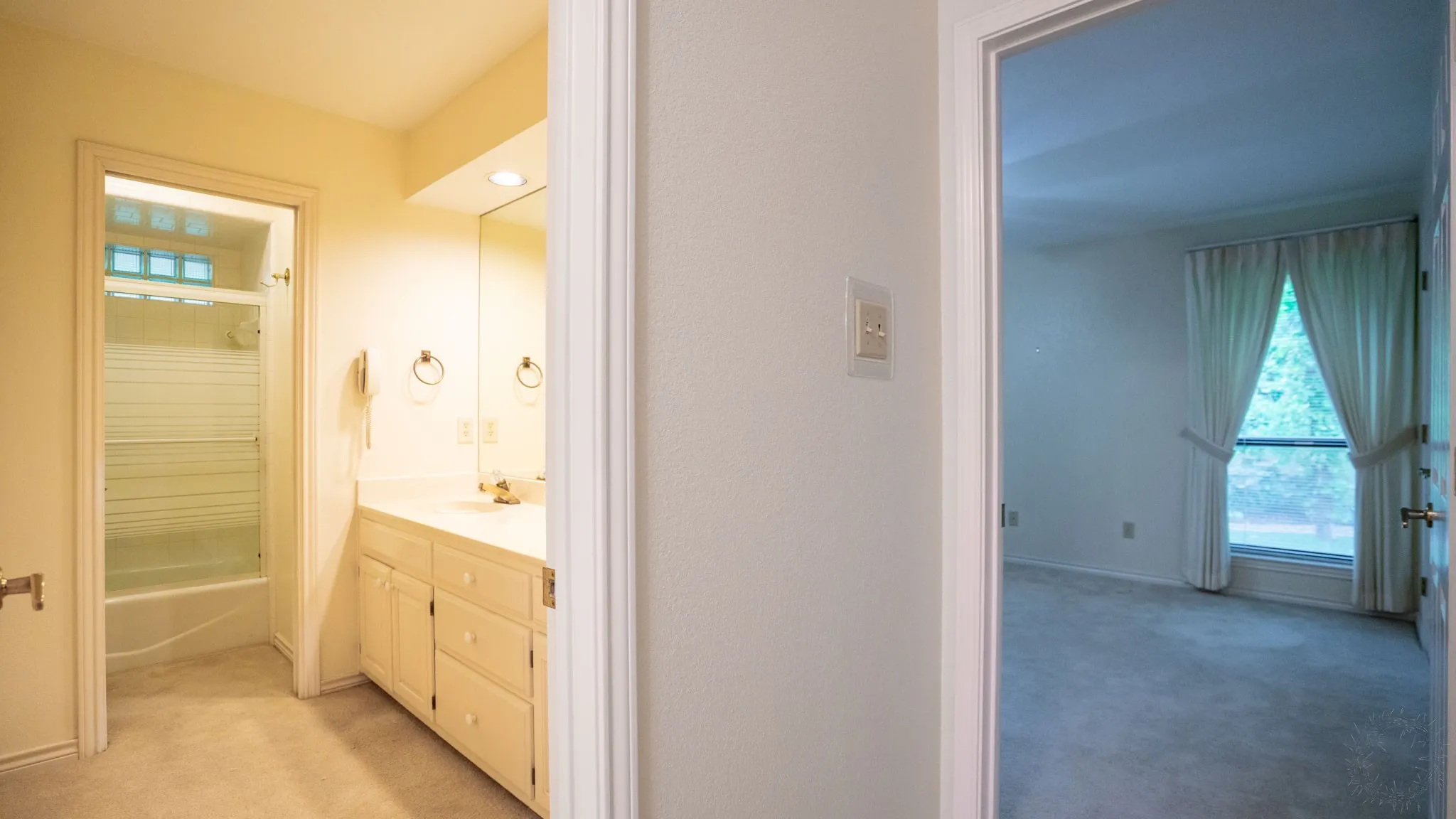 Single Family Residence For Sale in Hood County , 6520 Fall Creek Highway, Granbury, Texas 76049, 4 Bedroom, 3 Bathroom, 2 Garage spaces, 3,215 Sqft, built in 1993, Preowned, mls#21250060, Real Estate Agent in Granbury, Homes For Sale in Hood county, Homes For Sale in Granbury, Realtor in Granbury Texas, Real Estate Brokerage Independent Realty Texas, Luminita Cordes Realtor