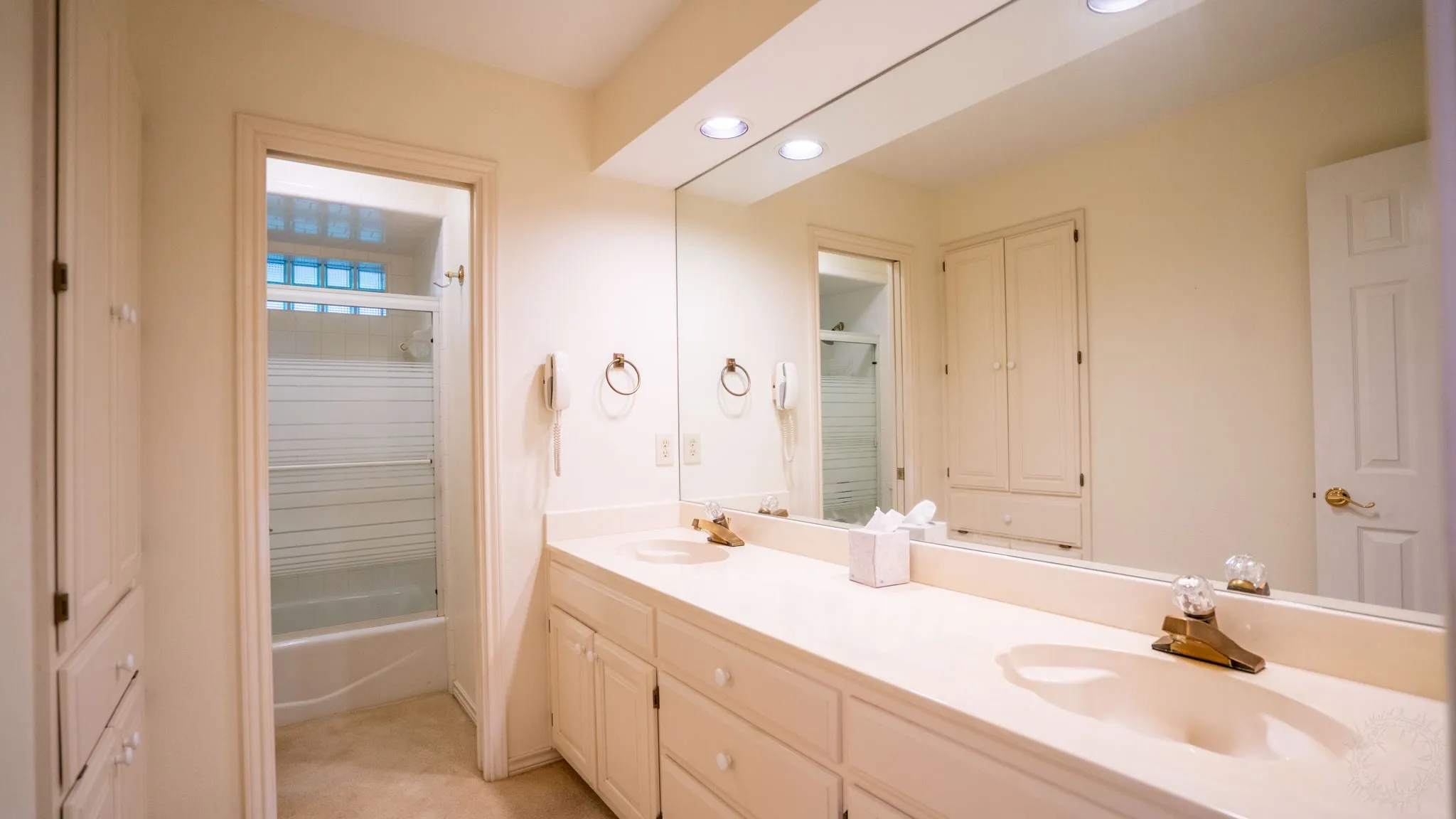 Single Family Residence For Sale in Hood County , 6520 Fall Creek Highway, Granbury, Texas 76049, 4 Bedroom, 3 Bathroom, 2 Garage spaces, 3,215 Sqft, built in 1993, Preowned, mls#21250060, Real Estate Agent in Granbury, Homes For Sale in Hood county, Homes For Sale in Granbury, Realtor in Granbury Texas, Real Estate Brokerage Independent Realty Texas, Luminita Cordes Realtor
