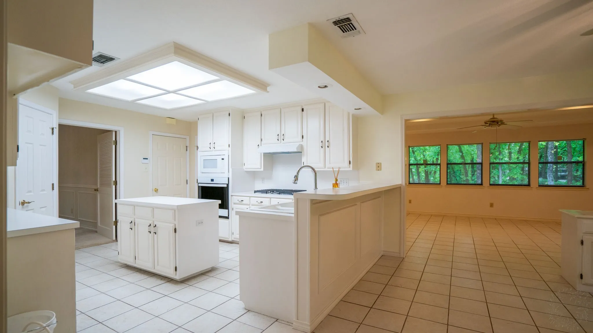 Single Family Residence For Sale in Hood County , 6520 Fall Creek Highway, Granbury, Texas 76049, 4 Bedroom, 3 Bathroom, 2 Garage spaces, 3,215 Sqft, built in 1993, Preowned, mls#21250060, Real Estate Agent in Granbury, Homes For Sale in Hood county, Homes For Sale in Granbury, Realtor in Granbury Texas, Real Estate Brokerage Independent Realty Texas, Luminita Cordes Realtor