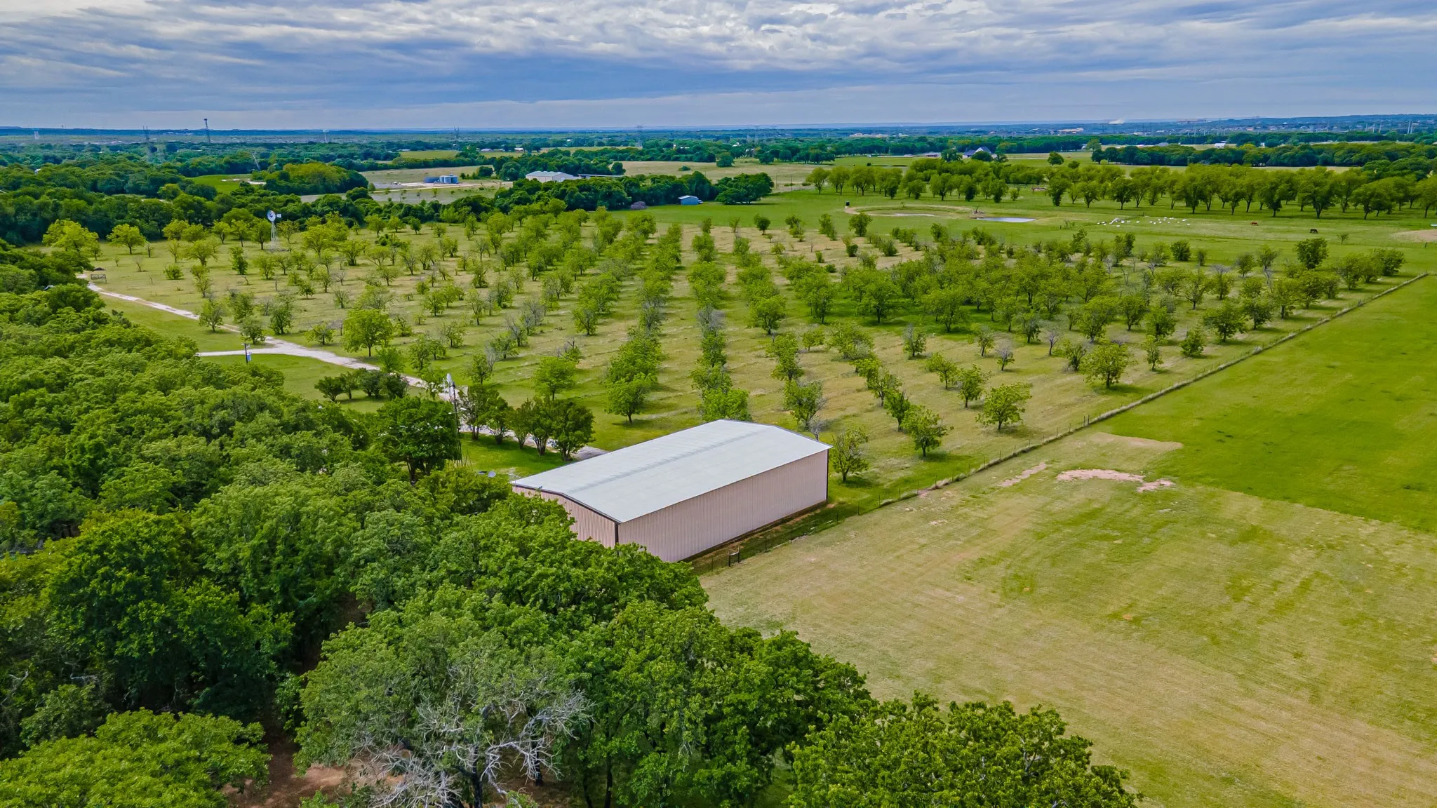 Single Family Residence For Sale in Hood County , 6520 Fall Creek Highway, Granbury, Texas 76049, 4 Bedroom, 3 Bathroom, 2 Garage spaces, 3,215 Sqft, built in 1993, Preowned, mls#21250060, Real Estate Agent in Granbury, Homes For Sale in Hood county, Homes For Sale in Granbury, Realtor in Granbury Texas, Real Estate Brokerage Independent Realty Texas, Luminita Cordes Realtor
