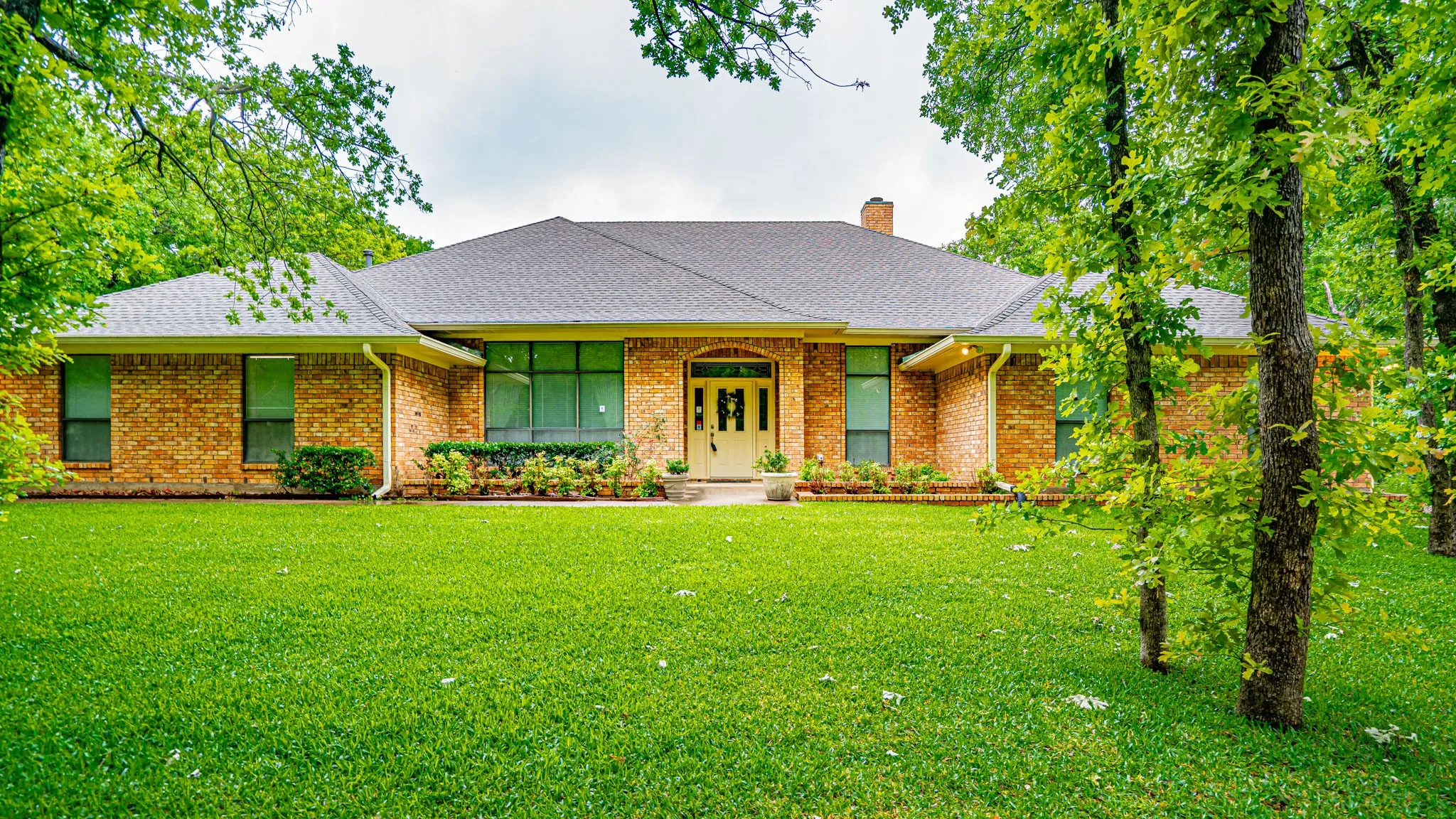 Single Family Residence For Sale in Hood County , 6520 Fall Creek Highway, Granbury, Texas 76049, 4 Bedroom, 3 Bathroom, 2 Garage spaces, 3,215 Sqft, built in 1993, Preowned, mls#21250060, Real Estate Agent in Granbury, Homes For Sale in Hood county, Homes For Sale in Granbury, Realtor in Granbury Texas, Real Estate Brokerage Independent Realty Texas, Luminita Cordes Realtor