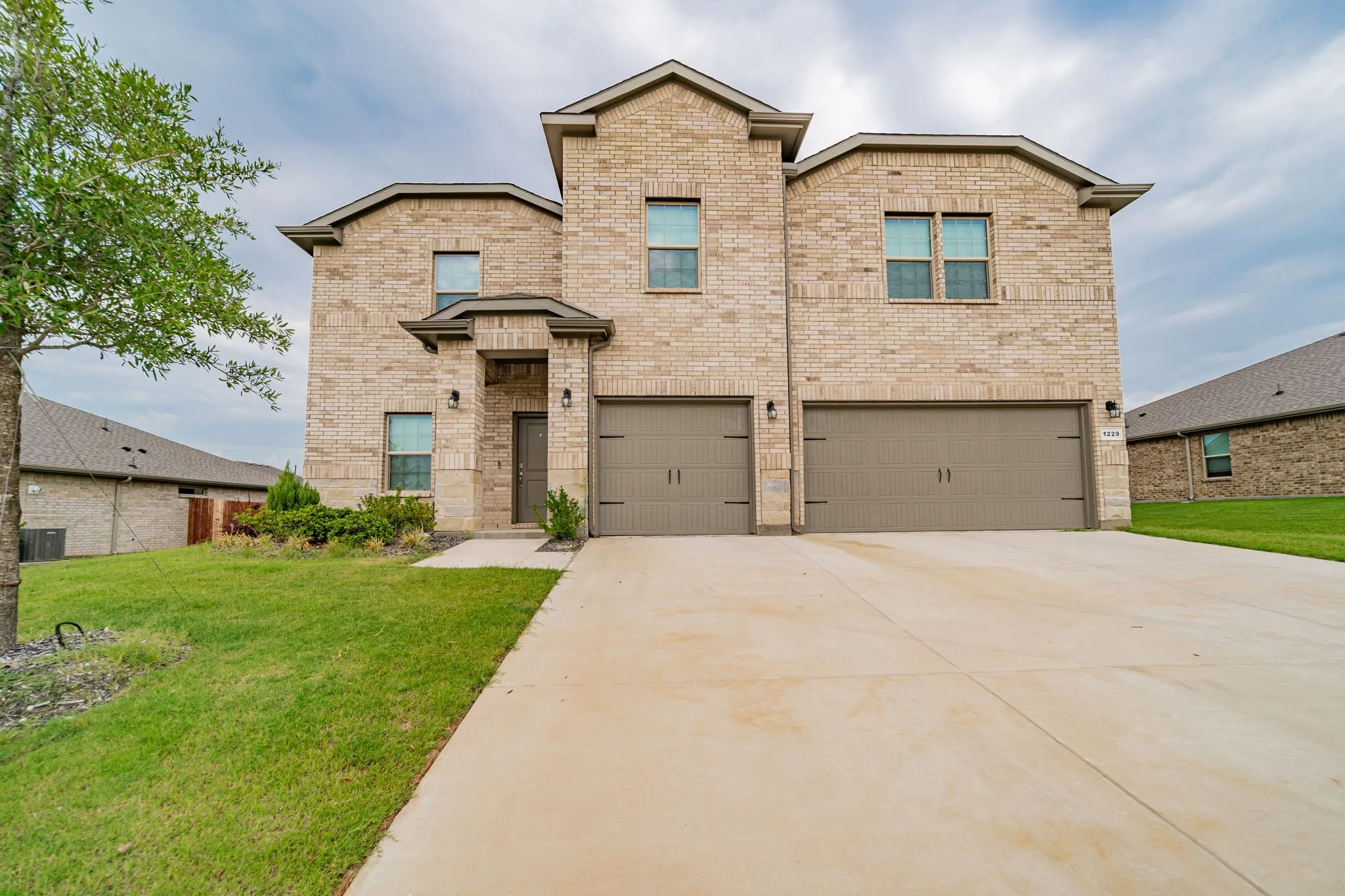 Single Family Residence For Sale in Dallas County , 1229 Windsong Drive, Cedar Hill, Texas 75104, 5 Bedroom, 3 Bathroom, 3 Garage spaces, 3,282 Sqft, built in 2024, mls#21250505, Real Estate Agent in Cedar Hill, Homes For Sale in Dallas county, Homes For Sale in Cedar Hill, Realtor in Cedar Hill Texas, Real Estate Brokerage Independent Realty Texas, Luminita Cordes Realtor