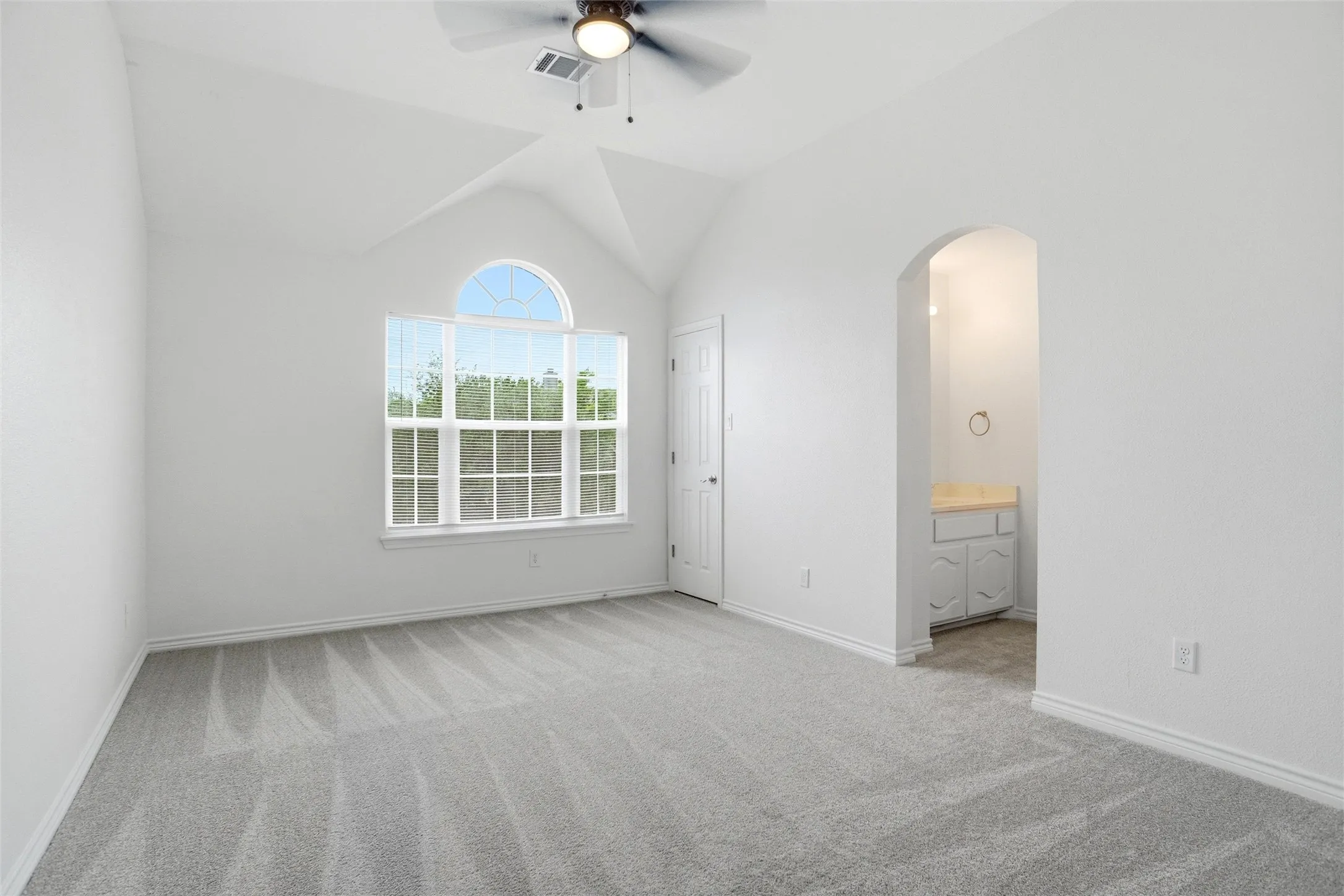 Single Family Residence For Sale in Ellis County , 208 Wisteria Way, Red Oak, Texas 75154, 4 Bedroom, 4 Bathroom, 2 Garage spaces, 3,513 Sqft, built in 2010, Preowned, mls#21250485, Real Estate Agent in Red Oak, Homes For Sale in Ellis county, Homes For Sale in Red Oak, Realtor in Red Oak Texas, Real Estate Brokerage Independent Realty Texas, Luminita Cordes Realtor