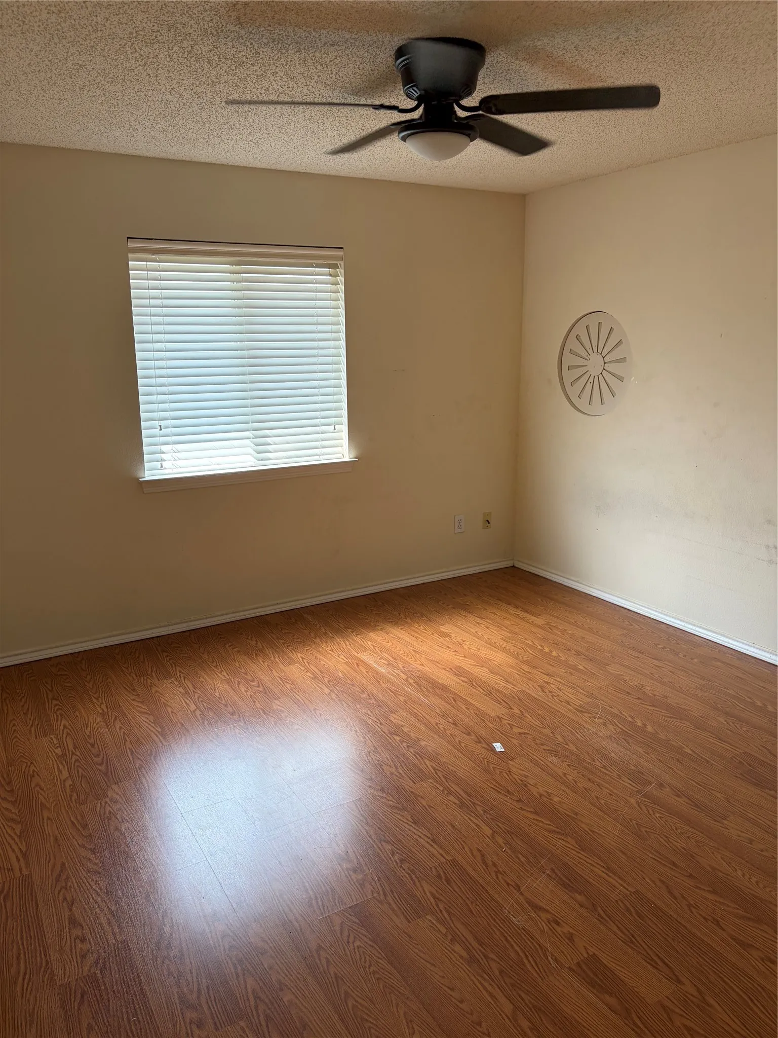 Single Family Residence For Rent in Dallas County , 1403 Lakeshore Drive, Irving, Texas 75060, 4 Bedroom, 3 Bathroom, 2 Garage spaces, 2,906 Sqft, built in 1992, mls#21250511, Real Estate Agent in Irving, Homes For Rent in Dallas county, Homes For Rent in Irving, Realtor in Irving Texas, Real Estate Brokerage Independent Realty Texas, Luminita Cordes Realtor