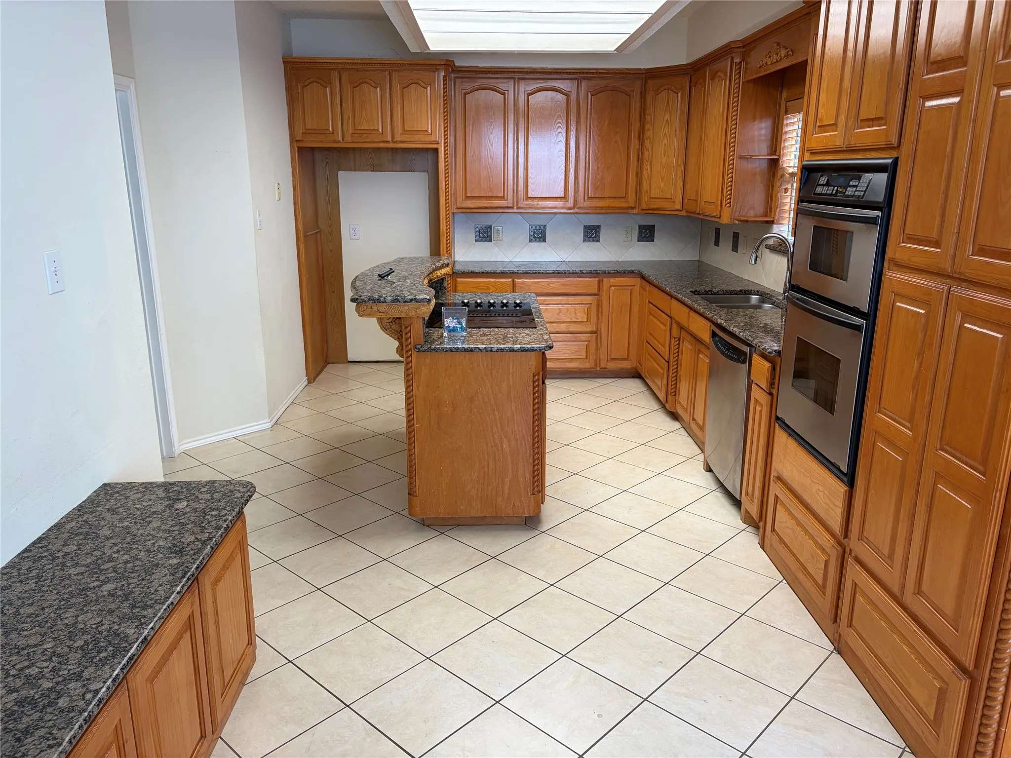 Single Family Residence For Rent in Dallas County , 1403 Lakeshore Drive, Irving, Texas 75060, 4 Bedroom, 3 Bathroom, 2 Garage spaces, 2,906 Sqft, built in 1992, mls#21250511, Real Estate Agent in Irving, Homes For Rent in Dallas county, Homes For Rent in Irving, Realtor in Irving Texas, Real Estate Brokerage Independent Realty Texas, Luminita Cordes Realtor