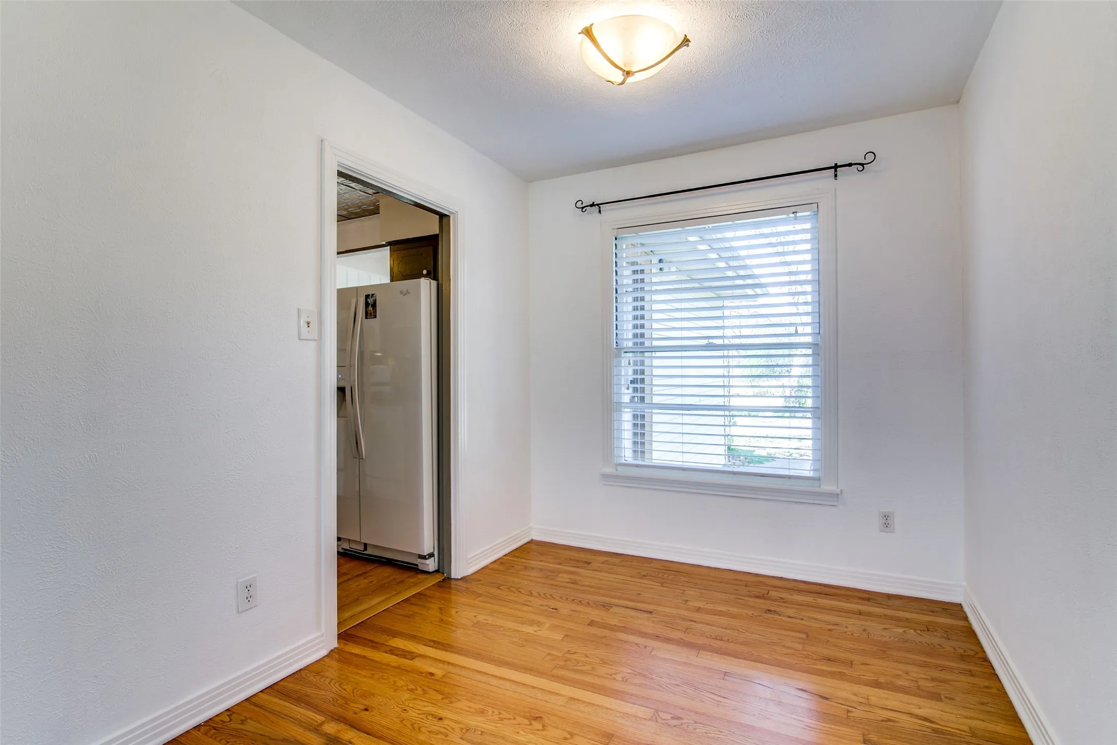 Single Family Residence For Sale in Rockwall County , 214 S Clark Street, Rockwall, Texas 75087, 3 Bedroom, 2 Bathroom, Garage spaces, 1,356 Sqft, built in 1975, Preowned, mls#21250518, Real Estate Agent in Rockwall, Homes For Sale in Rockwall county, Homes For Sale in Rockwall, Realtor in Rockwall Texas, Real Estate Brokerage Independent Realty Texas, Luminita Cordes Realtor