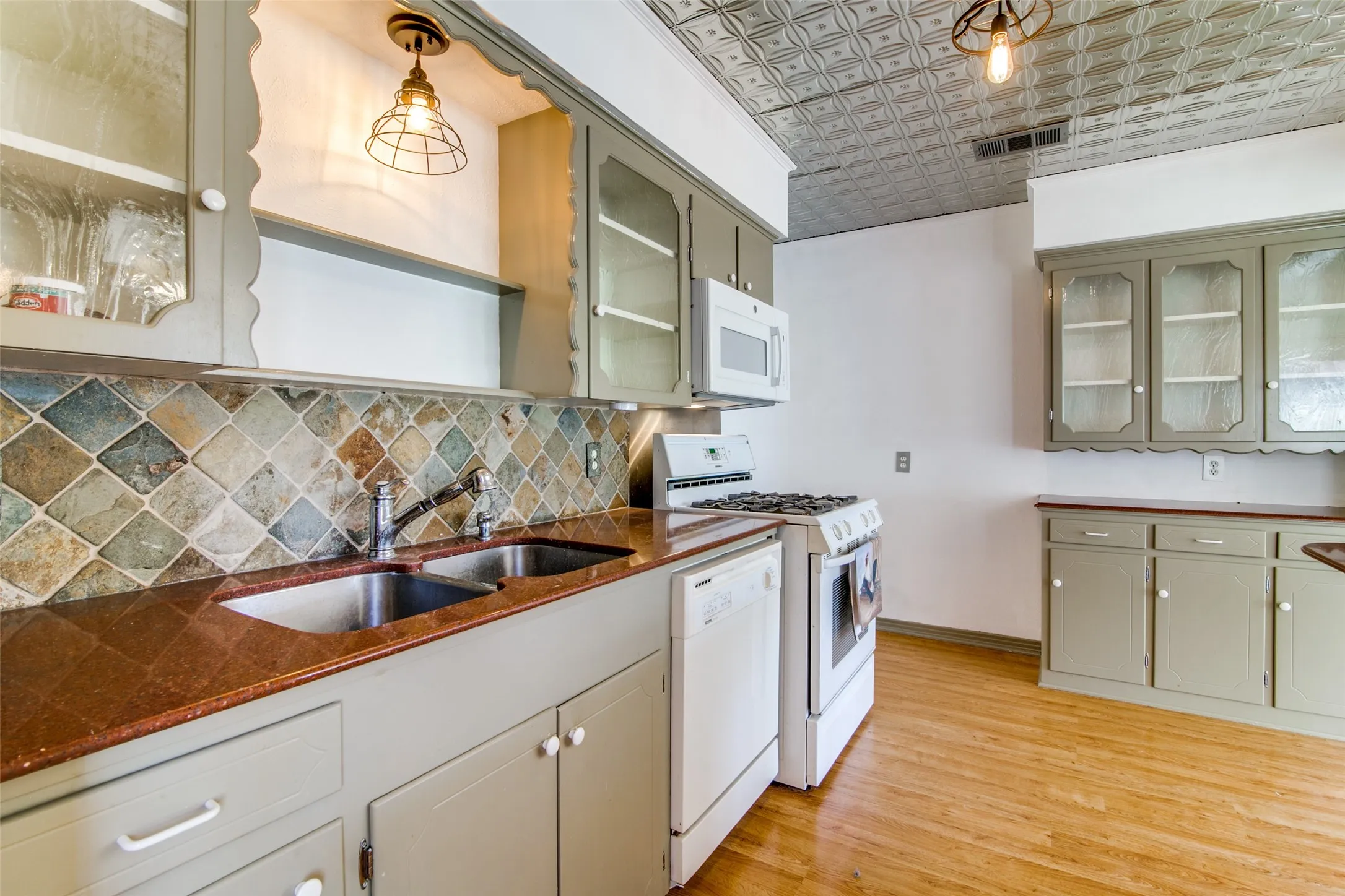 Single Family Residence For Sale in Rockwall County , 214 S Clark Street, Rockwall, Texas 75087, 3 Bedroom, 2 Bathroom, Garage spaces, 1,356 Sqft, built in 1975, Preowned, mls#21250518, Real Estate Agent in Rockwall, Homes For Sale in Rockwall county, Homes For Sale in Rockwall, Realtor in Rockwall Texas, Real Estate Brokerage Independent Realty Texas, Luminita Cordes Realtor