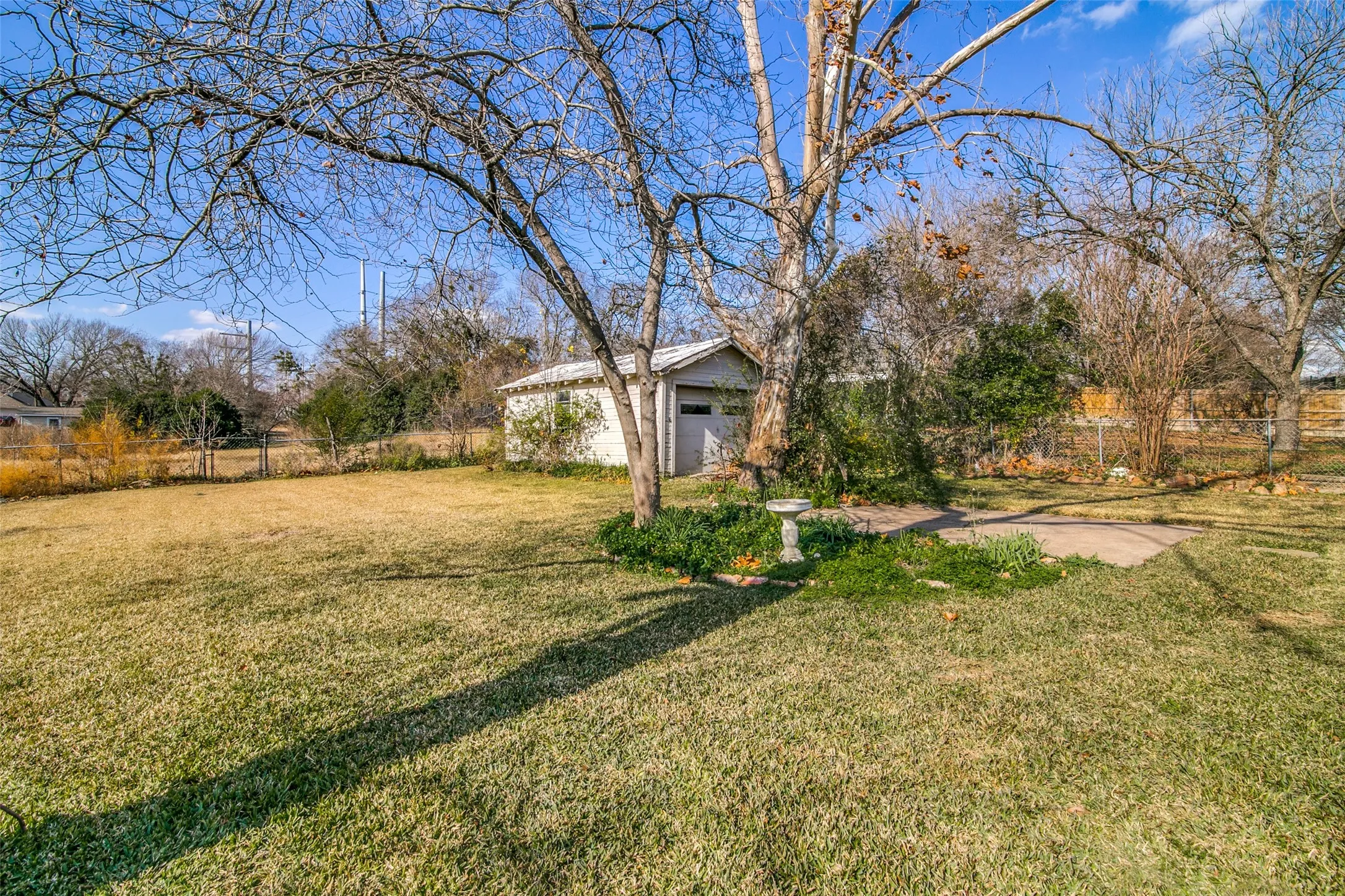 Single Family Residence For Sale in Rockwall County , 214 S Clark Street, Rockwall, Texas 75087, 3 Bedroom, 2 Bathroom, Garage spaces, 1,356 Sqft, built in 1975, Preowned, mls#21250518, Real Estate Agent in Rockwall, Homes For Sale in Rockwall county, Homes For Sale in Rockwall, Realtor in Rockwall Texas, Real Estate Brokerage Independent Realty Texas, Luminita Cordes Realtor