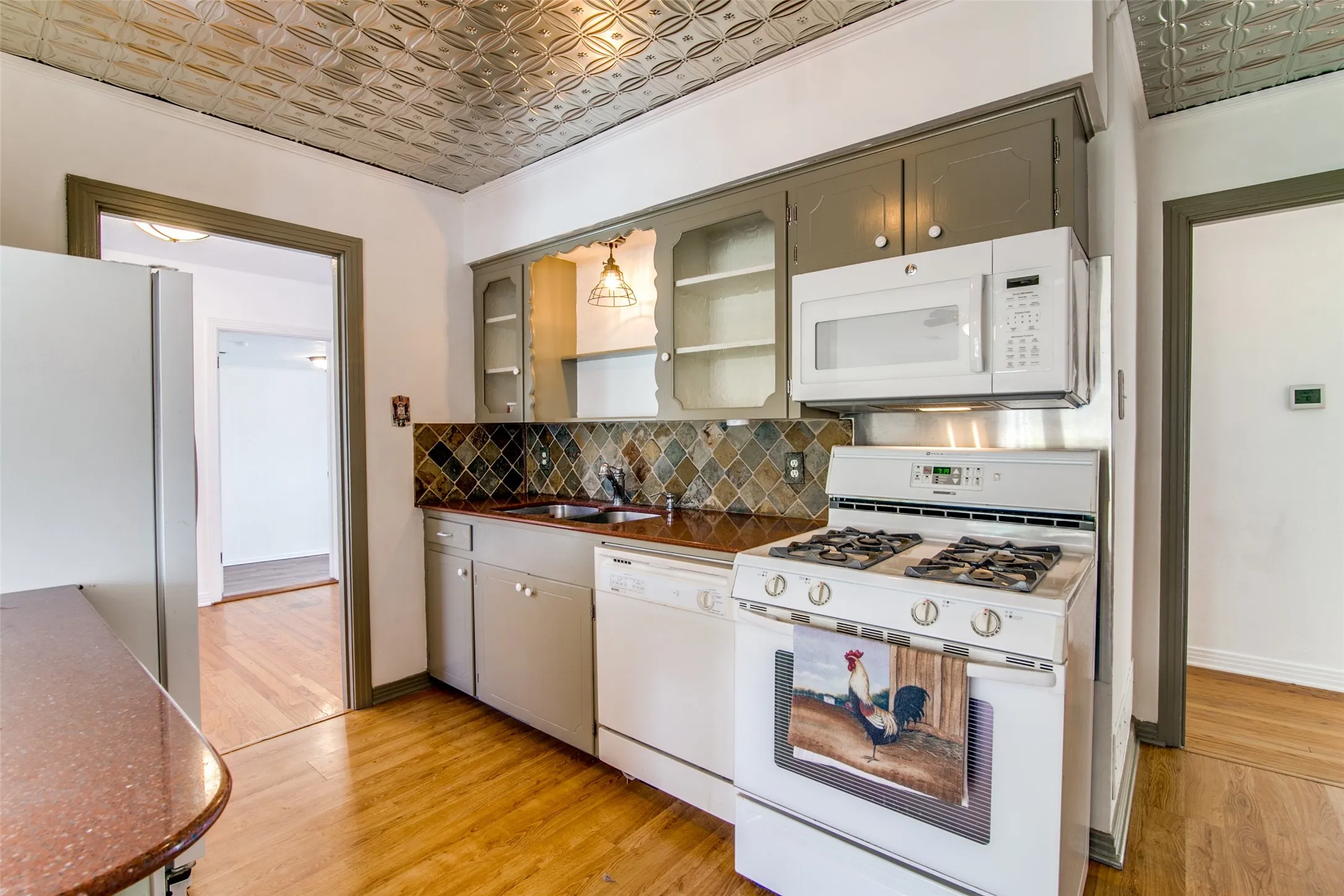 Single Family Residence For Sale in Rockwall County , 214 S Clark Street, Rockwall, Texas 75087, 3 Bedroom, 2 Bathroom, Garage spaces, 1,356 Sqft, built in 1975, Preowned, mls#21250518, Real Estate Agent in Rockwall, Homes For Sale in Rockwall county, Homes For Sale in Rockwall, Realtor in Rockwall Texas, Real Estate Brokerage Independent Realty Texas, Luminita Cordes Realtor