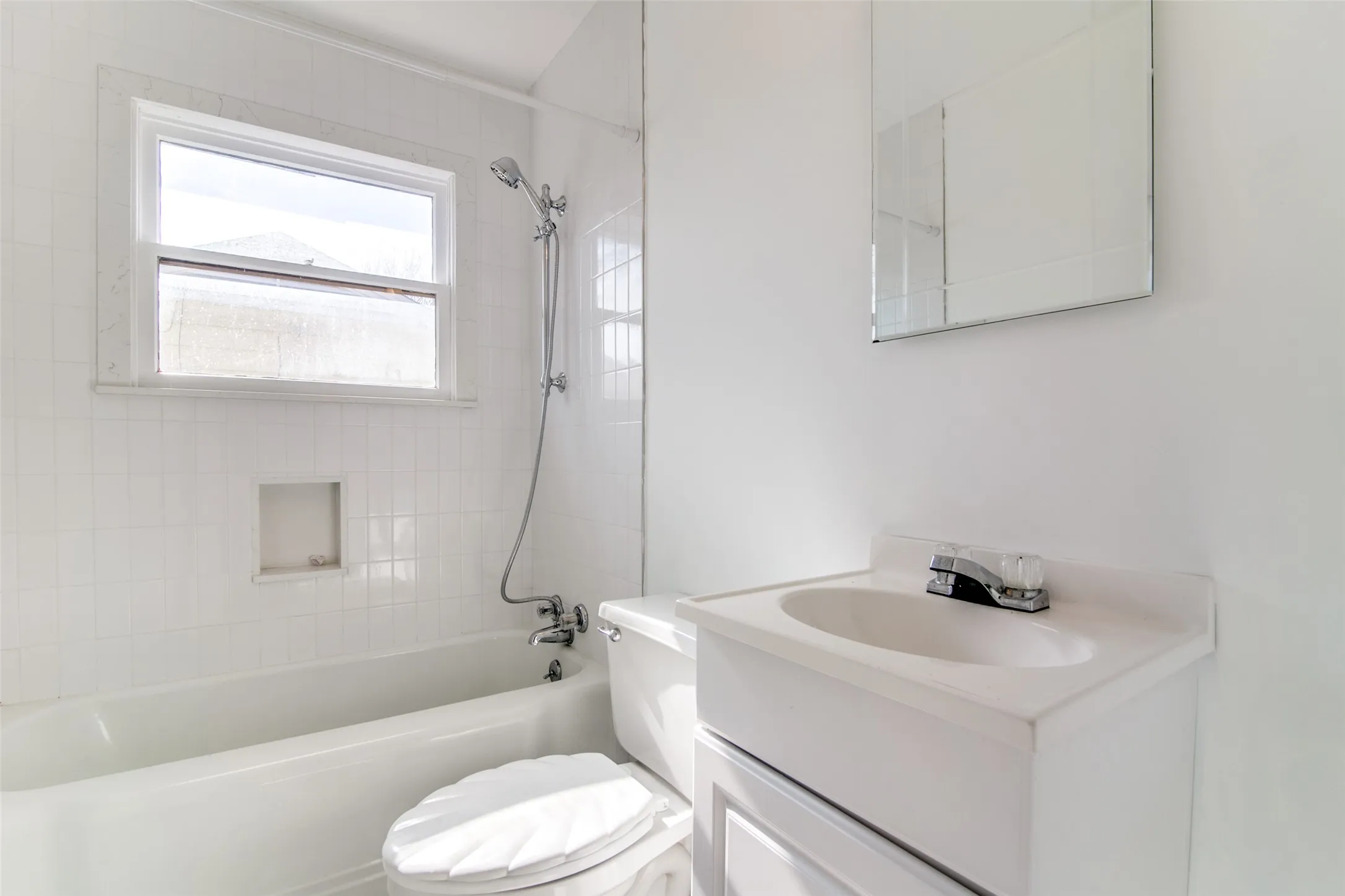 Single Family Residence For Sale in Rockwall County , 214 S Clark Street, Rockwall, Texas 75087, 3 Bedroom, 2 Bathroom, Garage spaces, 1,356 Sqft, built in 1975, Preowned, mls#21250518, Real Estate Agent in Rockwall, Homes For Sale in Rockwall county, Homes For Sale in Rockwall, Realtor in Rockwall Texas, Real Estate Brokerage Independent Realty Texas, Luminita Cordes Realtor