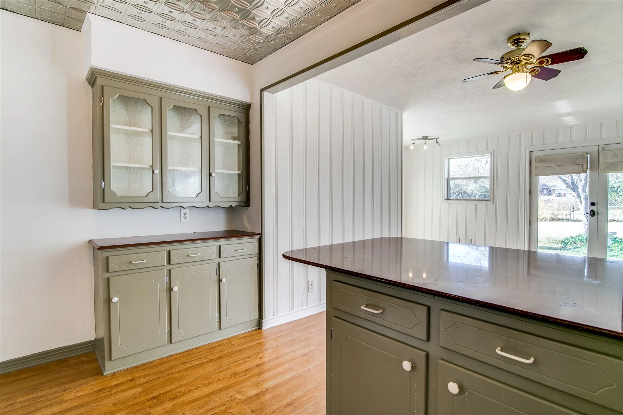 Single Family Residence For Sale in Rockwall County , 214 S Clark Street, Rockwall, Texas 75087, 3 Bedroom, 2 Bathroom, Garage spaces, 1,356 Sqft, built in 1975, Preowned, mls#21250518, Real Estate Agent in Rockwall, Homes For Sale in Rockwall county, Homes For Sale in Rockwall, Realtor in Rockwall Texas, Real Estate Brokerage Independent Realty Texas, Luminita Cordes Realtor