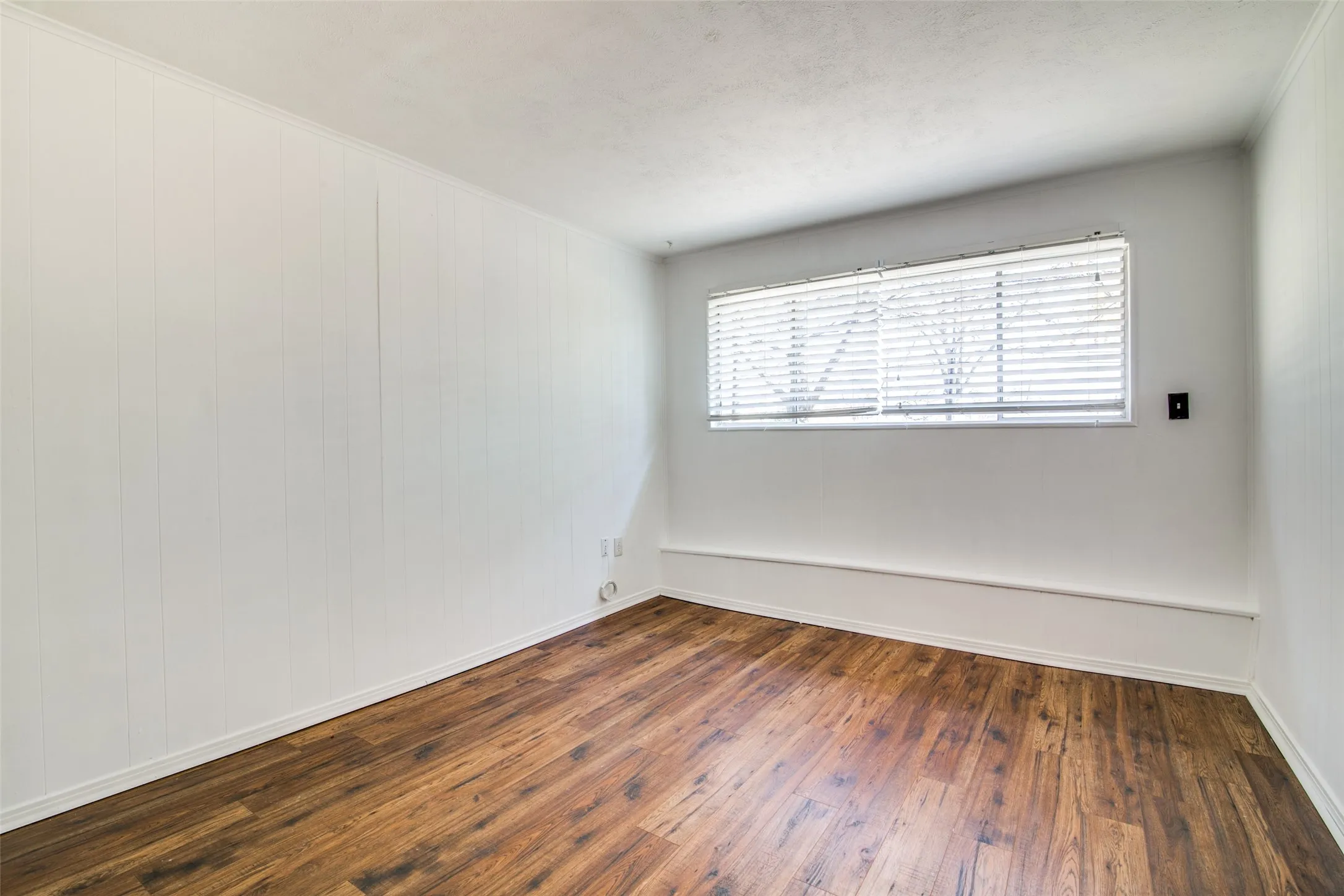 Single Family Residence For Sale in Rockwall County , 214 S Clark Street, Rockwall, Texas 75087, 3 Bedroom, 2 Bathroom, Garage spaces, 1,356 Sqft, built in 1975, Preowned, mls#21250518, Real Estate Agent in Rockwall, Homes For Sale in Rockwall county, Homes For Sale in Rockwall, Realtor in Rockwall Texas, Real Estate Brokerage Independent Realty Texas, Luminita Cordes Realtor