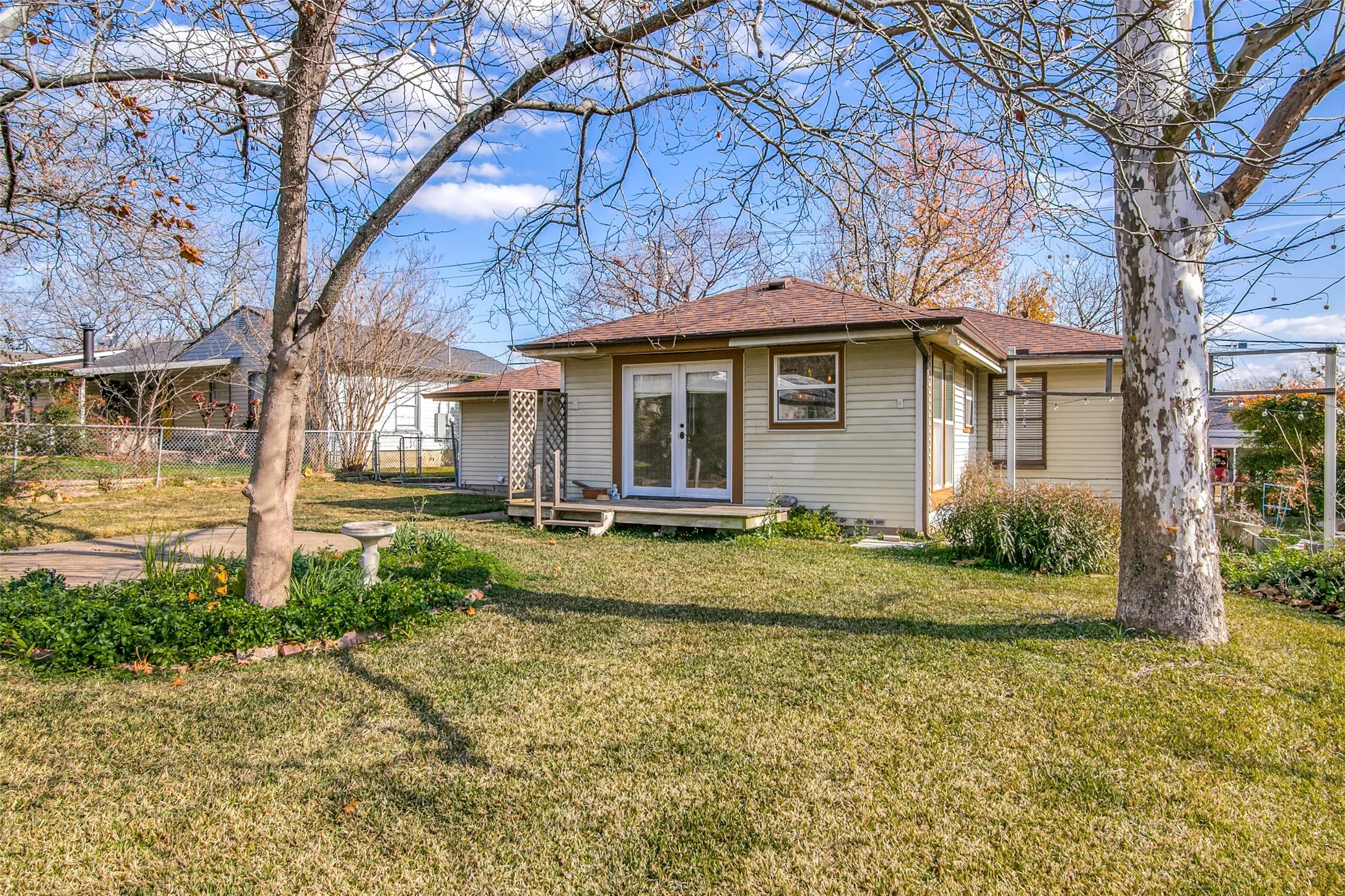 Single Family Residence For Sale in Rockwall County , 214 S Clark Street, Rockwall, Texas 75087, 3 Bedroom, 2 Bathroom, Garage spaces, 1,356 Sqft, built in 1975, Preowned, mls#21250518, Real Estate Agent in Rockwall, Homes For Sale in Rockwall county, Homes For Sale in Rockwall, Realtor in Rockwall Texas, Real Estate Brokerage Independent Realty Texas, Luminita Cordes Realtor