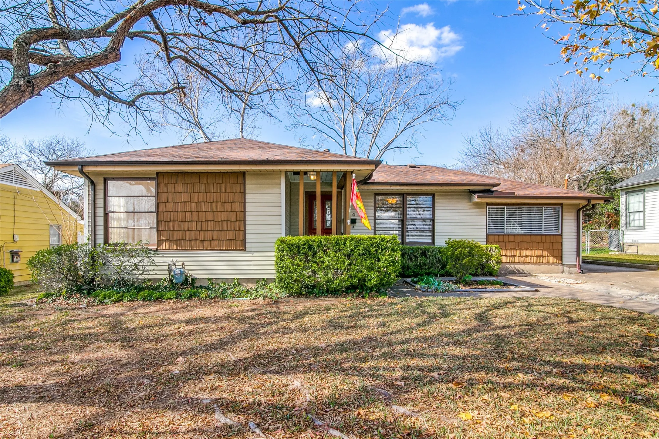 Single Family Residence For Sale in Rockwall County , 214 S Clark Street, Rockwall, Texas 75087, 3 Bedroom, 2 Bathroom, Garage spaces, 1,356 Sqft, built in 1975, Preowned, mls#21250518, Real Estate Agent in Rockwall, Homes For Sale in Rockwall county, Homes For Sale in Rockwall, Realtor in Rockwall Texas, Real Estate Brokerage Independent Realty Texas, Luminita Cordes Realtor