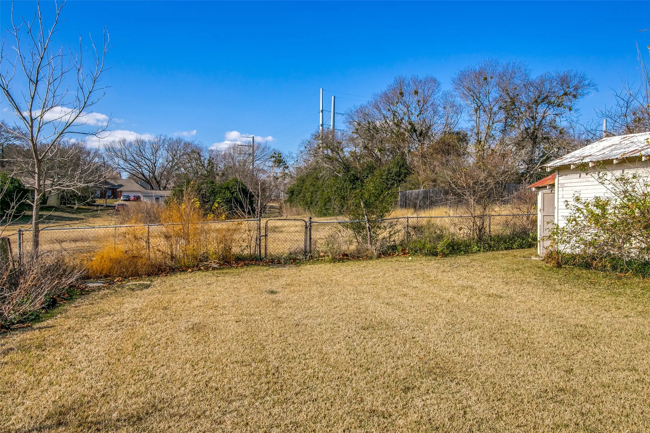 Single Family Residence For Sale in Rockwall County , 214 S Clark Street, Rockwall, Texas 75087, 3 Bedroom, 2 Bathroom, Garage spaces, 1,356 Sqft, built in 1975, Preowned, mls#21250518, Real Estate Agent in Rockwall, Homes For Sale in Rockwall county, Homes For Sale in Rockwall, Realtor in Rockwall Texas, Real Estate Brokerage Independent Realty Texas, Luminita Cordes Realtor