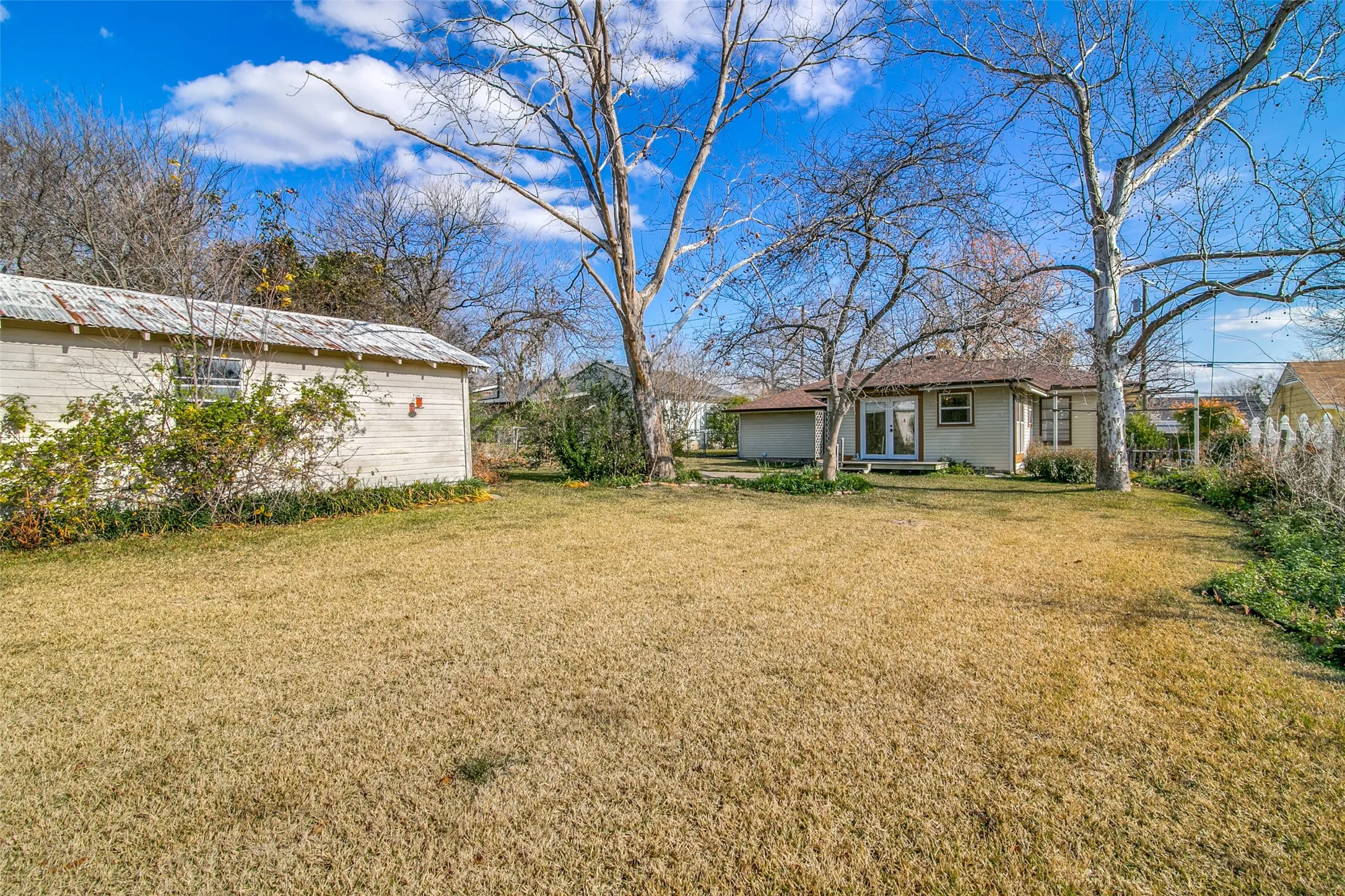 Single Family Residence For Sale in Rockwall County , 214 S Clark Street, Rockwall, Texas 75087, 3 Bedroom, 2 Bathroom, Garage spaces, 1,356 Sqft, built in 1975, Preowned, mls#21250518, Real Estate Agent in Rockwall, Homes For Sale in Rockwall county, Homes For Sale in Rockwall, Realtor in Rockwall Texas, Real Estate Brokerage Independent Realty Texas, Luminita Cordes Realtor