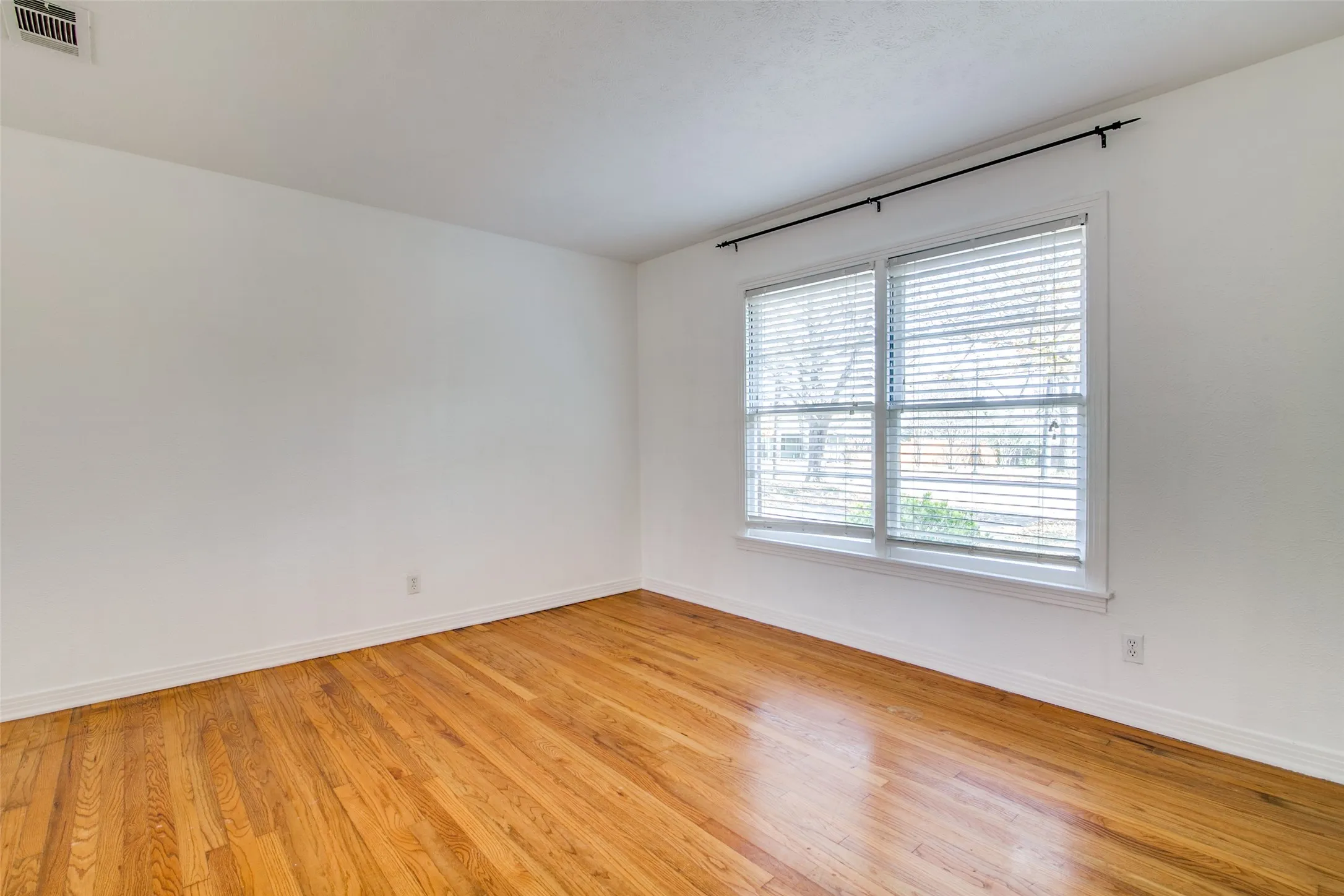 Single Family Residence For Sale in Rockwall County , 214 S Clark Street, Rockwall, Texas 75087, 3 Bedroom, 2 Bathroom, Garage spaces, 1,356 Sqft, built in 1975, Preowned, mls#21250518, Real Estate Agent in Rockwall, Homes For Sale in Rockwall county, Homes For Sale in Rockwall, Realtor in Rockwall Texas, Real Estate Brokerage Independent Realty Texas, Luminita Cordes Realtor