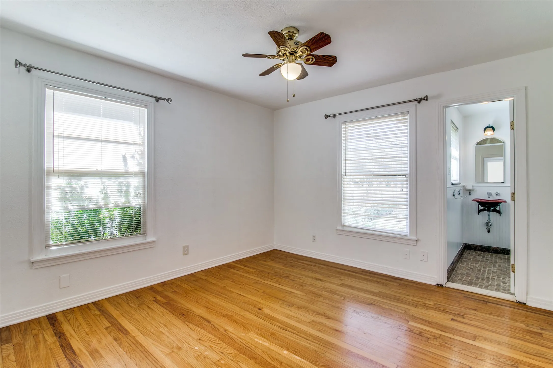 Single Family Residence For Sale in Rockwall County , 214 S Clark Street, Rockwall, Texas 75087, 3 Bedroom, 2 Bathroom, Garage spaces, 1,356 Sqft, built in 1975, Preowned, mls#21250518, Real Estate Agent in Rockwall, Homes For Sale in Rockwall county, Homes For Sale in Rockwall, Realtor in Rockwall Texas, Real Estate Brokerage Independent Realty Texas, Luminita Cordes Realtor