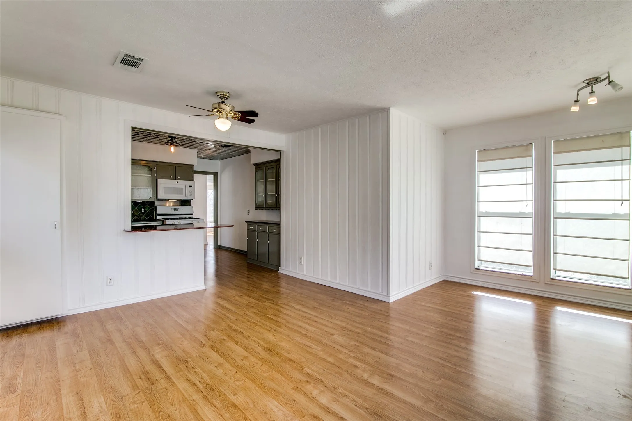Single Family Residence For Sale in Rockwall County , 214 S Clark Street, Rockwall, Texas 75087, 3 Bedroom, 2 Bathroom, Garage spaces, 1,356 Sqft, built in 1975, Preowned, mls#21250518, Real Estate Agent in Rockwall, Homes For Sale in Rockwall county, Homes For Sale in Rockwall, Realtor in Rockwall Texas, Real Estate Brokerage Independent Realty Texas, Luminita Cordes Realtor