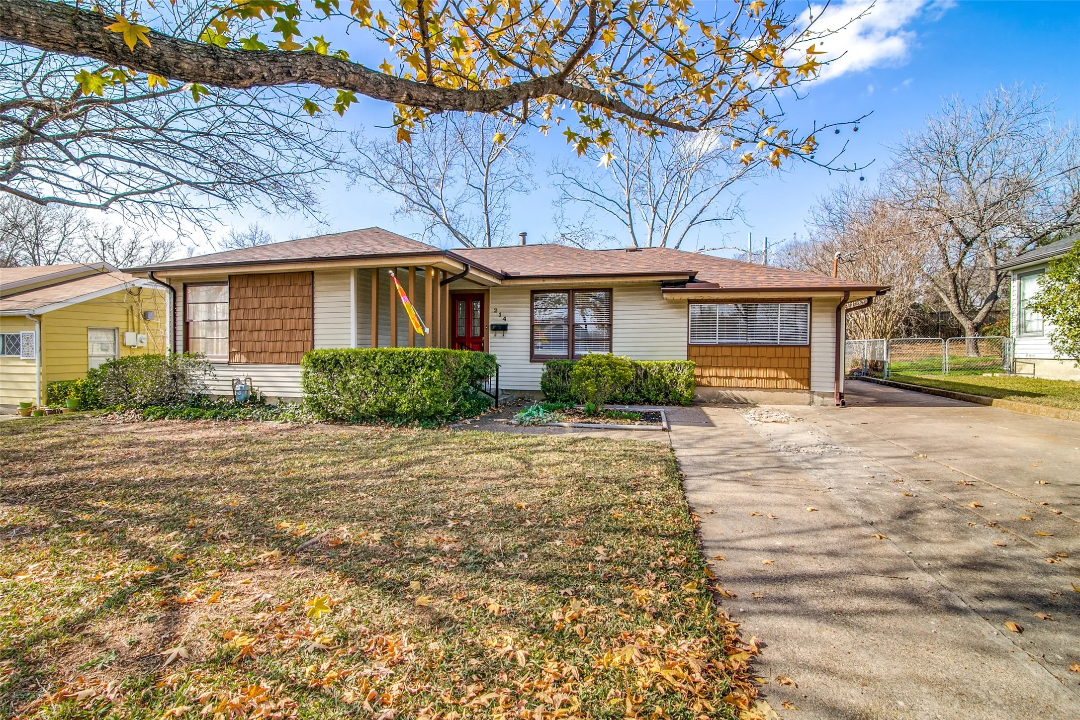 Single Family Residence For Sale in Rockwall County , 214 S Clark Street, Rockwall, Texas 75087, 3 Bedroom, 2 Bathroom, Garage spaces, 1,356 Sqft, built in 1975, Preowned, mls#21250518, Real Estate Agent in Rockwall, Homes For Sale in Rockwall county, Homes For Sale in Rockwall, Realtor in Rockwall Texas, Real Estate Brokerage Independent Realty Texas, Luminita Cordes Realtor