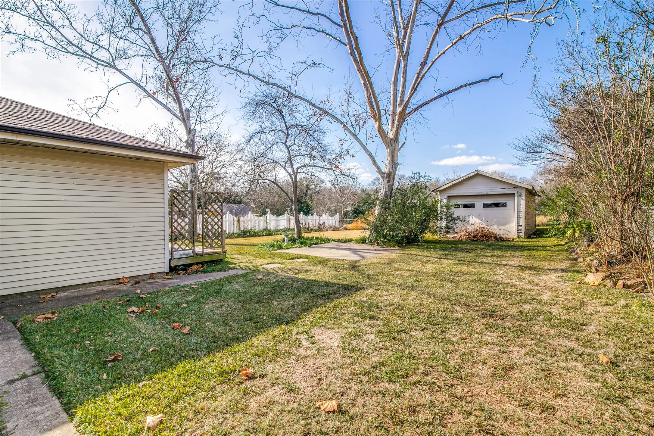 Single Family Residence For Sale in Rockwall County , 214 S Clark Street, Rockwall, Texas 75087, 3 Bedroom, 2 Bathroom, Garage spaces, 1,356 Sqft, built in 1975, Preowned, mls#21250518, Real Estate Agent in Rockwall, Homes For Sale in Rockwall county, Homes For Sale in Rockwall, Realtor in Rockwall Texas, Real Estate Brokerage Independent Realty Texas, Luminita Cordes Realtor