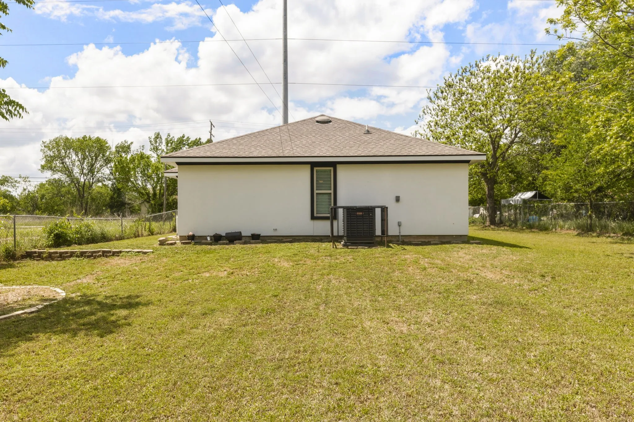Single Family Residence For Sale in Limestone County , 535 S Belknap Street, Mexia, Texas 76667, 3 Bedroom, 2 Bathroom, Garage spaces, 1,312 Sqft, built in 2023, Preowned, mls#21238487, Real Estate Agent in Mexia, Homes For Sale in Limestone county, Homes For Sale in Mexia, Realtor in Mexia Texas, Real Estate Brokerage Independent Realty Texas, Luminita Cordes Realtor