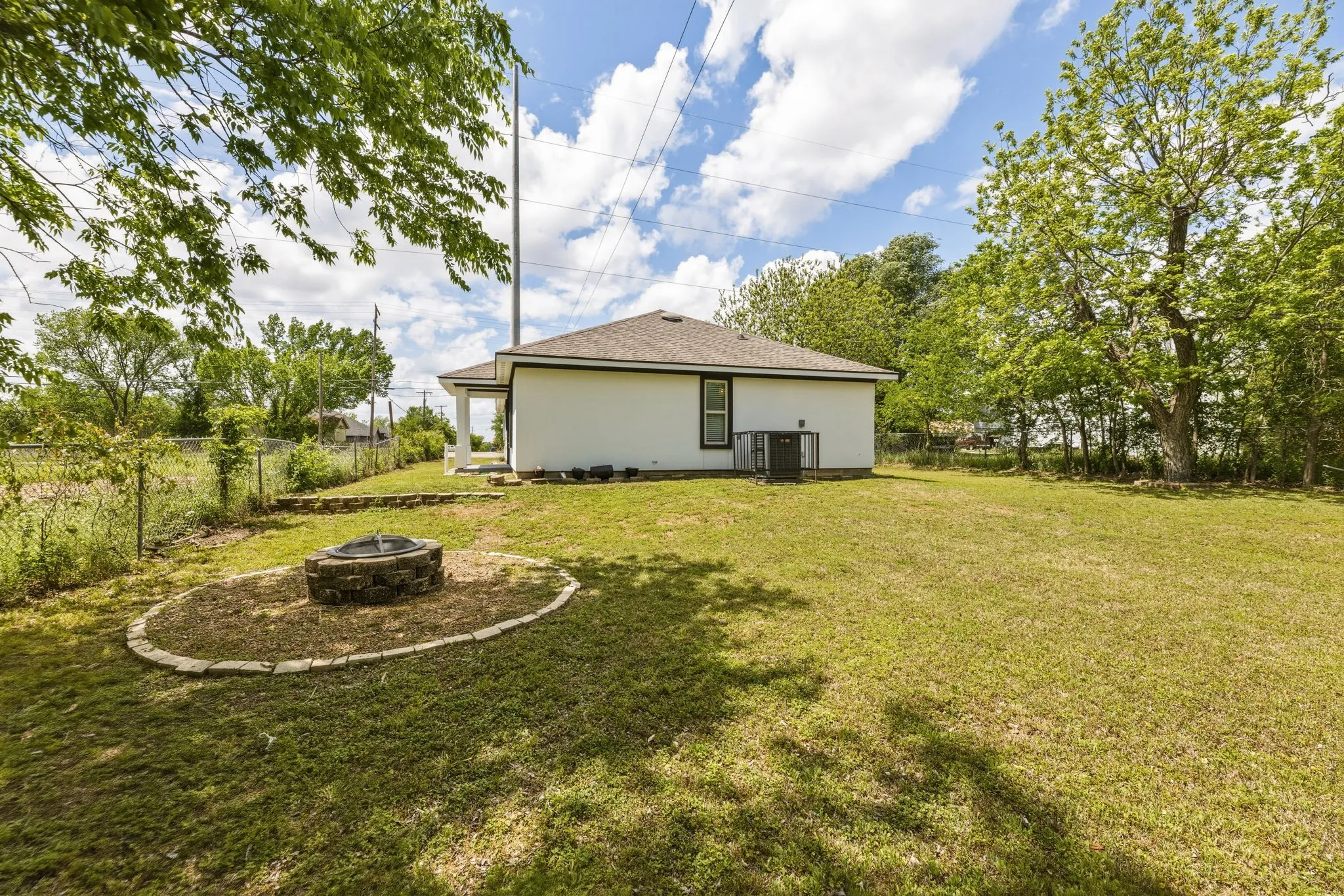 Single Family Residence For Sale in Limestone County , 535 S Belknap Street, Mexia, Texas 76667, 3 Bedroom, 2 Bathroom, Garage spaces, 1,312 Sqft, built in 2023, Preowned, mls#21238487, Real Estate Agent in Mexia, Homes For Sale in Limestone county, Homes For Sale in Mexia, Realtor in Mexia Texas, Real Estate Brokerage Independent Realty Texas, Luminita Cordes Realtor