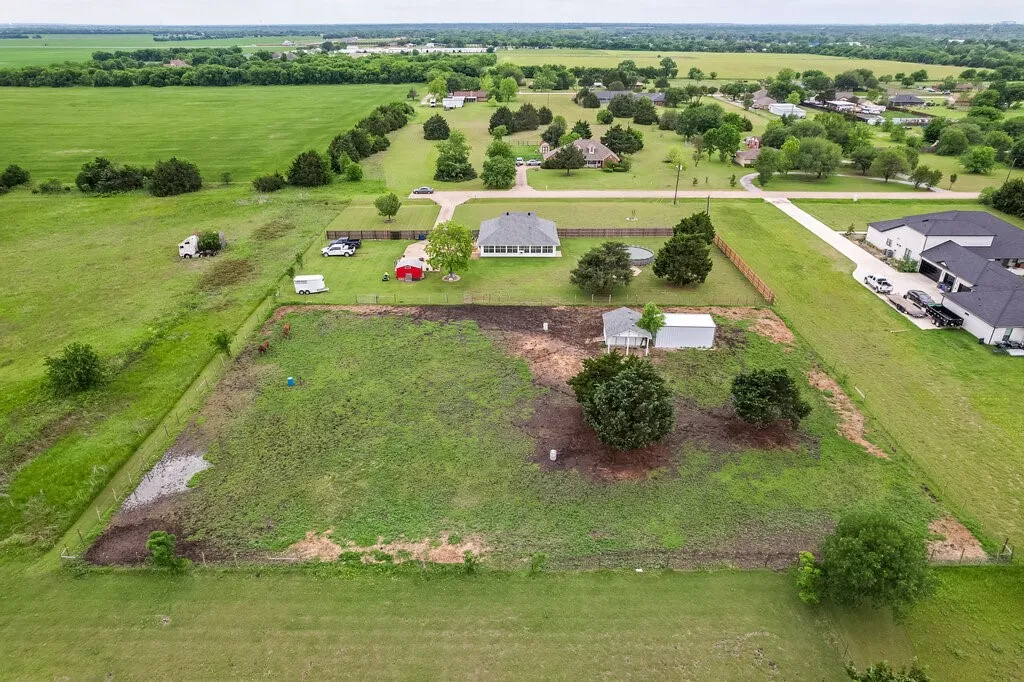 Single Family Residence For Sale in Ellis County , 339 Meadow Lane, Red Oak, Texas 75154, 2 Bedroom, 2 Bathroom, Garage spaces, 1,650 Sqft, built in 1994, Preowned, mls#21250541, Real Estate Agent in Red Oak, Homes For Sale in Ellis county, Homes For Sale in Red Oak, Realtor in Red Oak Texas, Real Estate Brokerage Independent Realty Texas, Luminita Cordes Realtor