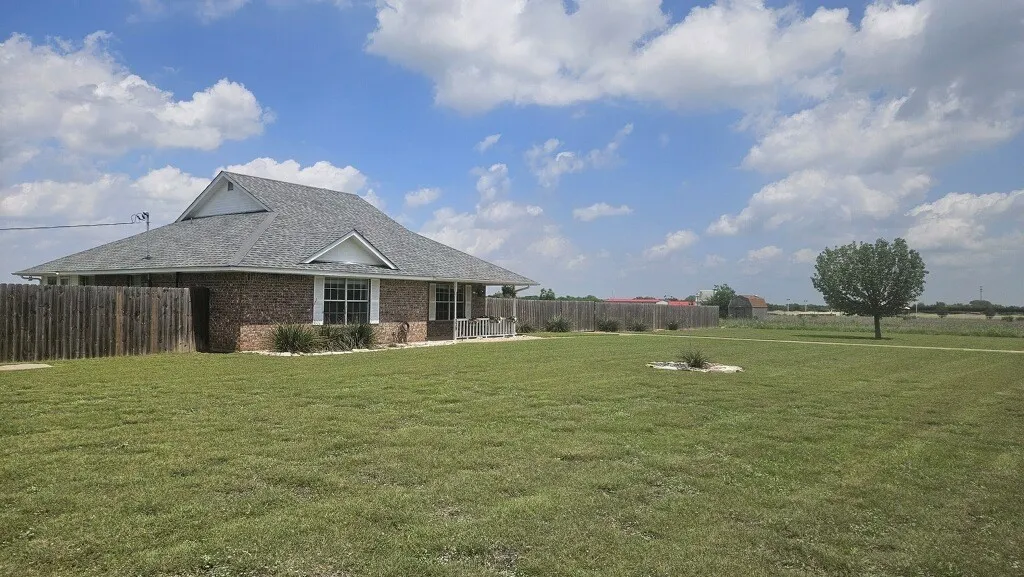 Single Family Residence For Sale in Ellis County , 339 Meadow Lane, Red Oak, Texas 75154, 2 Bedroom, 2 Bathroom, Garage spaces, 1,650 Sqft, built in 1994, Preowned, mls#21250541, Real Estate Agent in Red Oak, Homes For Sale in Ellis county, Homes For Sale in Red Oak, Realtor in Red Oak Texas, Real Estate Brokerage Independent Realty Texas, Luminita Cordes Realtor