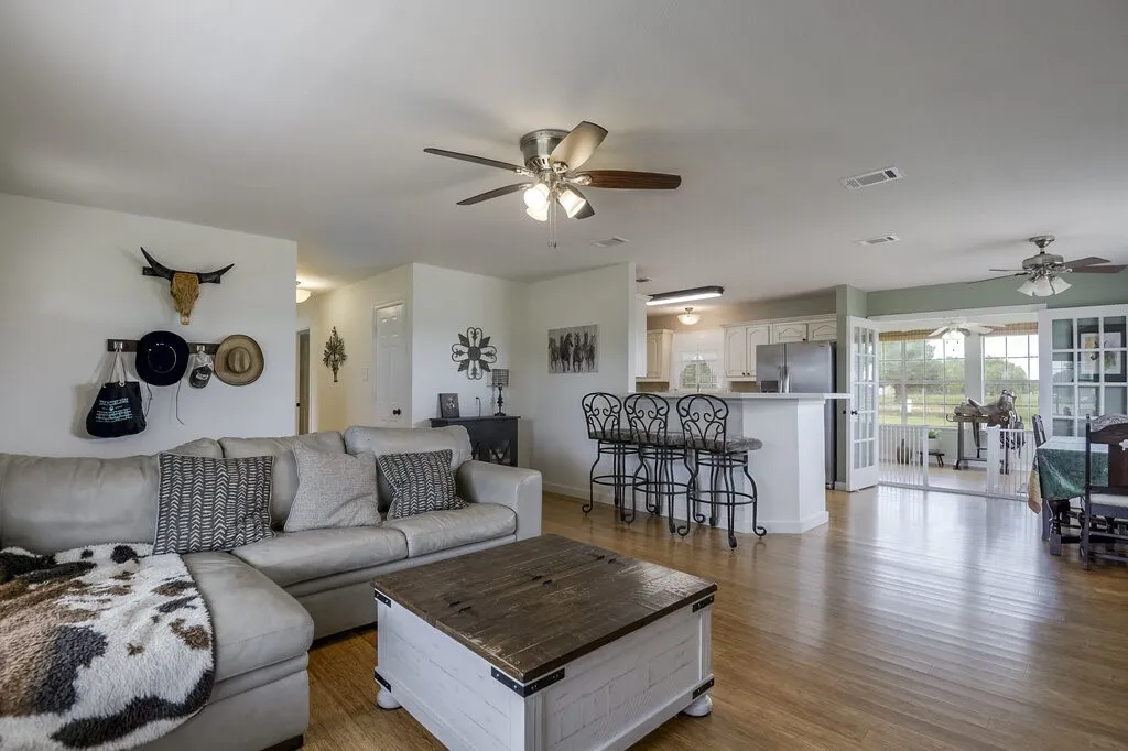 Single Family Residence For Sale in Ellis County , 339 Meadow Lane, Red Oak, Texas 75154, 2 Bedroom, 2 Bathroom, Garage spaces, 1,650 Sqft, built in 1994, Preowned, mls#21250541, Real Estate Agent in Red Oak, Homes For Sale in Ellis county, Homes For Sale in Red Oak, Realtor in Red Oak Texas, Real Estate Brokerage Independent Realty Texas, Luminita Cordes Realtor