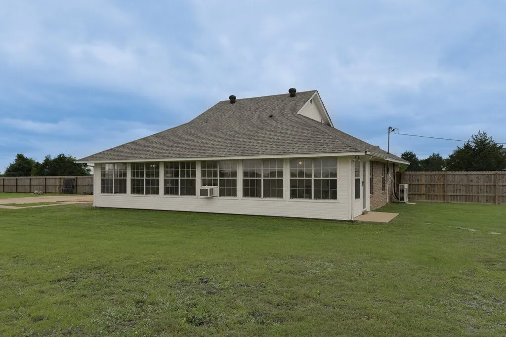 Single Family Residence For Sale in Ellis County , 339 Meadow Lane, Red Oak, Texas 75154, 2 Bedroom, 2 Bathroom, Garage spaces, 1,650 Sqft, built in 1994, Preowned, mls#21250541, Real Estate Agent in Red Oak, Homes For Sale in Ellis county, Homes For Sale in Red Oak, Realtor in Red Oak Texas, Real Estate Brokerage Independent Realty Texas, Luminita Cordes Realtor