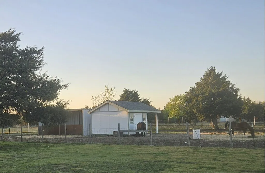 Single Family Residence For Sale in Ellis County , 339 Meadow Lane, Red Oak, Texas 75154, 2 Bedroom, 2 Bathroom, Garage spaces, 1,650 Sqft, built in 1994, Preowned, mls#21250541, Real Estate Agent in Red Oak, Homes For Sale in Ellis county, Homes For Sale in Red Oak, Realtor in Red Oak Texas, Real Estate Brokerage Independent Realty Texas, Luminita Cordes Realtor