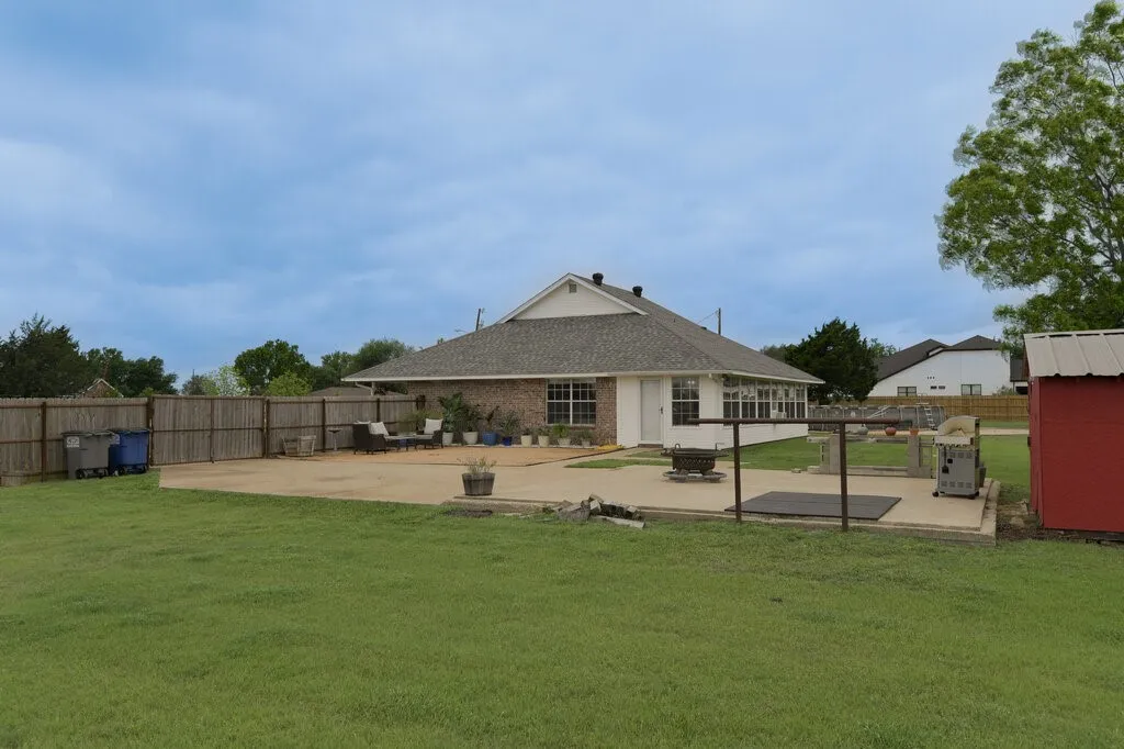 Single Family Residence For Sale in Ellis County , 339 Meadow Lane, Red Oak, Texas 75154, 2 Bedroom, 2 Bathroom, Garage spaces, 1,650 Sqft, built in 1994, Preowned, mls#21250541, Real Estate Agent in Red Oak, Homes For Sale in Ellis county, Homes For Sale in Red Oak, Realtor in Red Oak Texas, Real Estate Brokerage Independent Realty Texas, Luminita Cordes Realtor