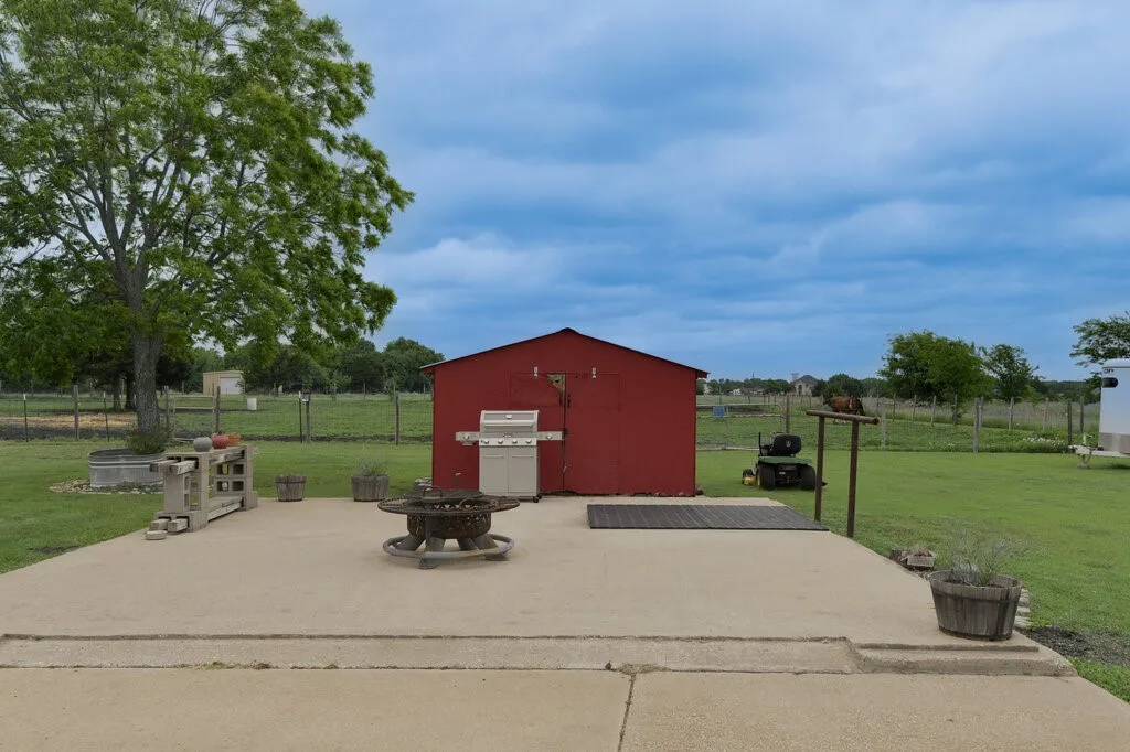 Single Family Residence For Sale in Ellis County , 339 Meadow Lane, Red Oak, Texas 75154, 2 Bedroom, 2 Bathroom, Garage spaces, 1,650 Sqft, built in 1994, Preowned, mls#21250541, Real Estate Agent in Red Oak, Homes For Sale in Ellis county, Homes For Sale in Red Oak, Realtor in Red Oak Texas, Real Estate Brokerage Independent Realty Texas, Luminita Cordes Realtor