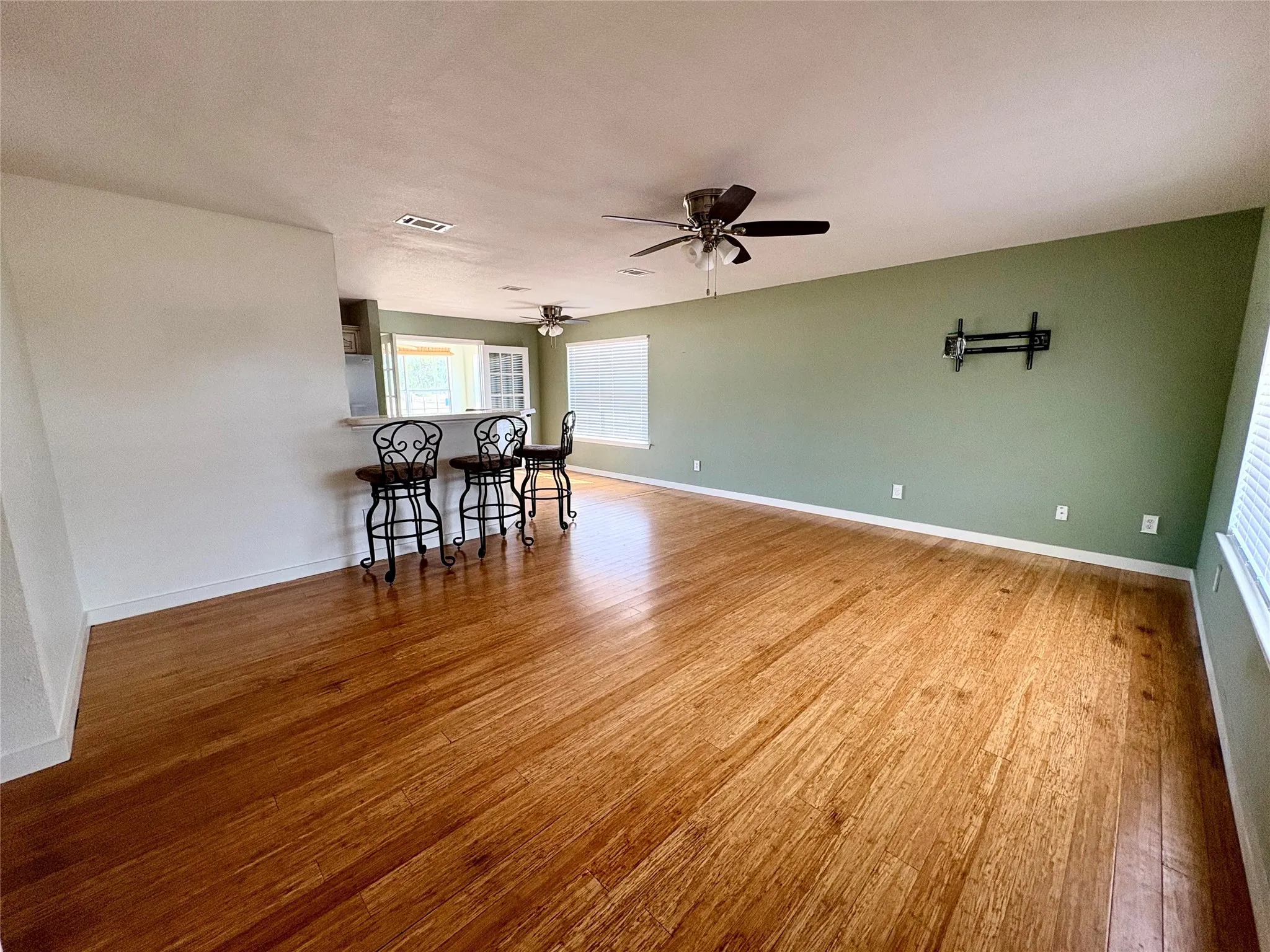 Single Family Residence For Sale in Ellis County , 339 Meadow Lane, Red Oak, Texas 75154, 2 Bedroom, 2 Bathroom, Garage spaces, 1,650 Sqft, built in 1994, Preowned, mls#21250541, Real Estate Agent in Red Oak, Homes For Sale in Ellis county, Homes For Sale in Red Oak, Realtor in Red Oak Texas, Real Estate Brokerage Independent Realty Texas, Luminita Cordes Realtor
