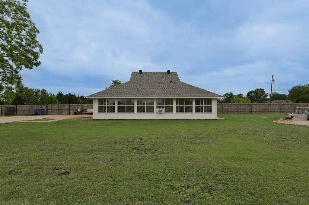 Single Family Residence For Sale in Ellis County , 339 Meadow Lane, Red Oak, Texas 75154, 2 Bedroom, 2 Bathroom, Garage spaces, 1,650 Sqft, built in 1994, Preowned, mls#21250541, Real Estate Agent in Red Oak, Homes For Sale in Ellis county, Homes For Sale in Red Oak, Realtor in Red Oak Texas, Real Estate Brokerage Independent Realty Texas, Luminita Cordes Realtor