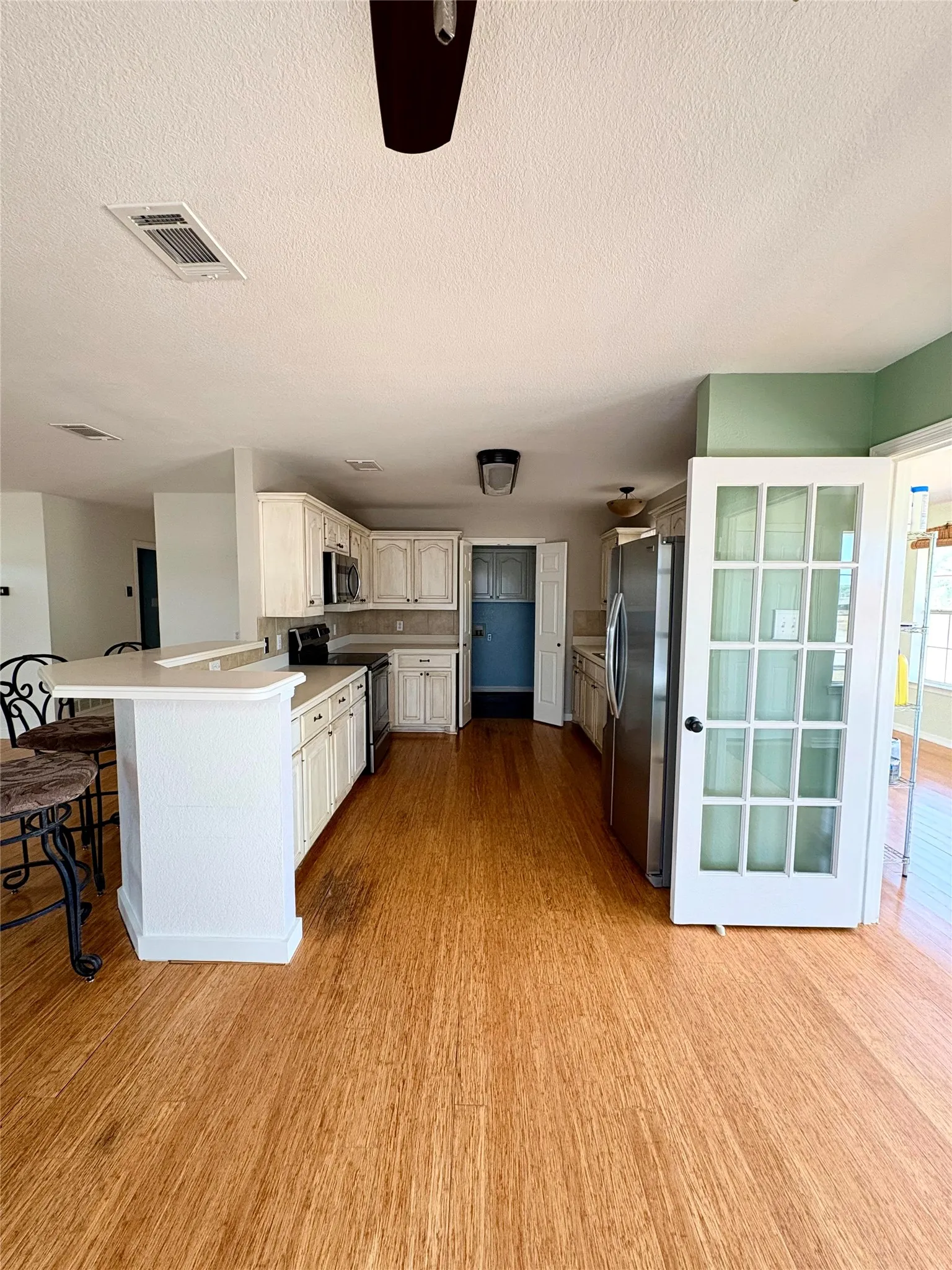 Single Family Residence For Sale in Ellis County , 339 Meadow Lane, Red Oak, Texas 75154, 2 Bedroom, 2 Bathroom, Garage spaces, 1,650 Sqft, built in 1994, Preowned, mls#21250541, Real Estate Agent in Red Oak, Homes For Sale in Ellis county, Homes For Sale in Red Oak, Realtor in Red Oak Texas, Real Estate Brokerage Independent Realty Texas, Luminita Cordes Realtor