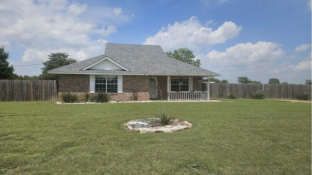 Single Family Residence For Sale in Ellis County , 339 Meadow Lane, Red Oak, Texas 75154, 2 Bedroom, 2 Bathroom, Garage spaces, 1,650 Sqft, built in 1994, Preowned, mls#21250541, Real Estate Agent in Red Oak, Homes For Sale in Ellis county, Homes For Sale in Red Oak, Realtor in Red Oak Texas, Real Estate Brokerage Independent Realty Texas, Luminita Cordes Realtor